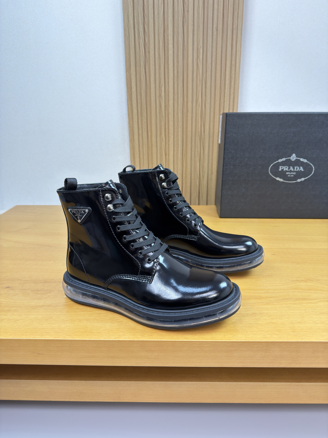 NO:604830,[PRADA] Prada - high-end quality original high-top casual leather shoes - open-edge beaded calfskin upper, brand metal logo fastener on the shoe collar - water-dyed cowhide inside - outsole ultra-light TPR airbag. Rubber; combined molded airbag outsole - ultra-high quality control, fine workmanship (high-end, luxury, grade) -Size 39-44 (38,45, can be customized)·PR0027,, prada, prada, cowhide19860909【PRADA】普拉达 -高端品质 原单·高帮休闲皮鞋 -鞋面开边珠小牛皮、鞋口品牌金属logo扣件 -内里水染牛皮 -大底超轻TPR气囊.橡胶；组合成型气囊大底 -超高品控·做工精细凸显(高端·贵气·档次) -Size 39-44（38,45,可订做)·PR0027,,prada,prada,cowhide,Men's shoes