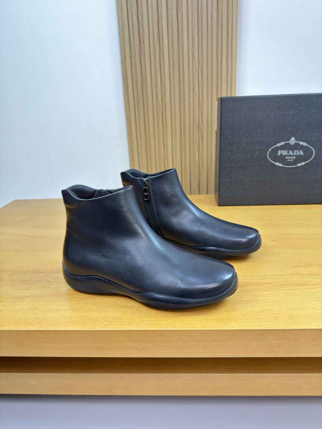 NO:604839,[PRADA] Prada - high-end quality original high-top casual leather shoes - upper Nappa calfskin, inner brand metal zipper - lining water-dyed cowhide - outsole ultra-light TPR. Rubber; combined molded outsole - ultra-high quality control, fine workmanship (high-end, luxury, grade) -Size 39-44 (38,45, can be customized)·PR0027,, prada, prada, cowhide19860909【PRADA】普拉达 -高端品质 原单·高帮休闲皮鞋 -鞋面纳帕小牛皮、内侧品牌金属拉链 -内里水染牛皮 -大底超轻TPR.橡胶；组合成型大底 -超高品控·做工精细凸显(高端·贵气·档次) -Size 39-44（38,45,可订做)·PR0027,,prada,prada,cowhide,Men's shoes