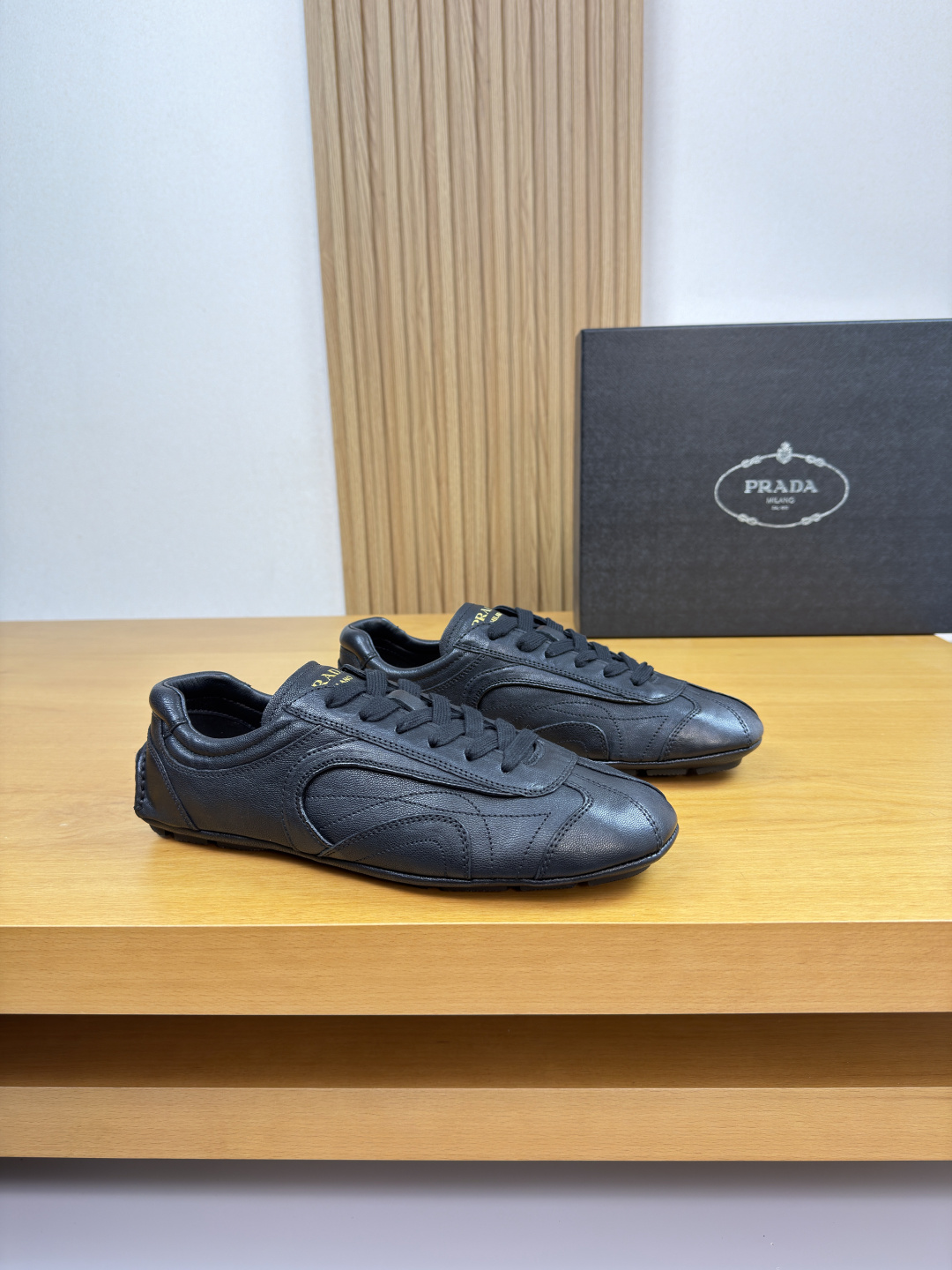 NO:604846,[PRADA] Prada - high-end quality original slip-on casual sports shoes - uppers imported wax crystal sheepskin, shoe body piping technology, tongue screen printing high frequency brand logo - lining water-dyed cowhide - outsole ultra-light TPR.  39-44 (38,45, can be customized)·PR0027,,prada,prada,cowhide,sheepskin19860909【PRADA】普拉达 -高端品质 原单·休闲运动套底鞋 -鞋面进口腊感水晶羊皮、鞋身车滚边工艺、鞋舌丝印高周波品牌logo -内里水染牛皮 -大底超轻TPR.橡胶；镶嵌成型大底 -超高品控·做工精细凸显(高端·贵气·档次) -Size 39-44（38,45,可订做)·PR0027,,prada,prada,cowhide,sheepskin,Men's shoes