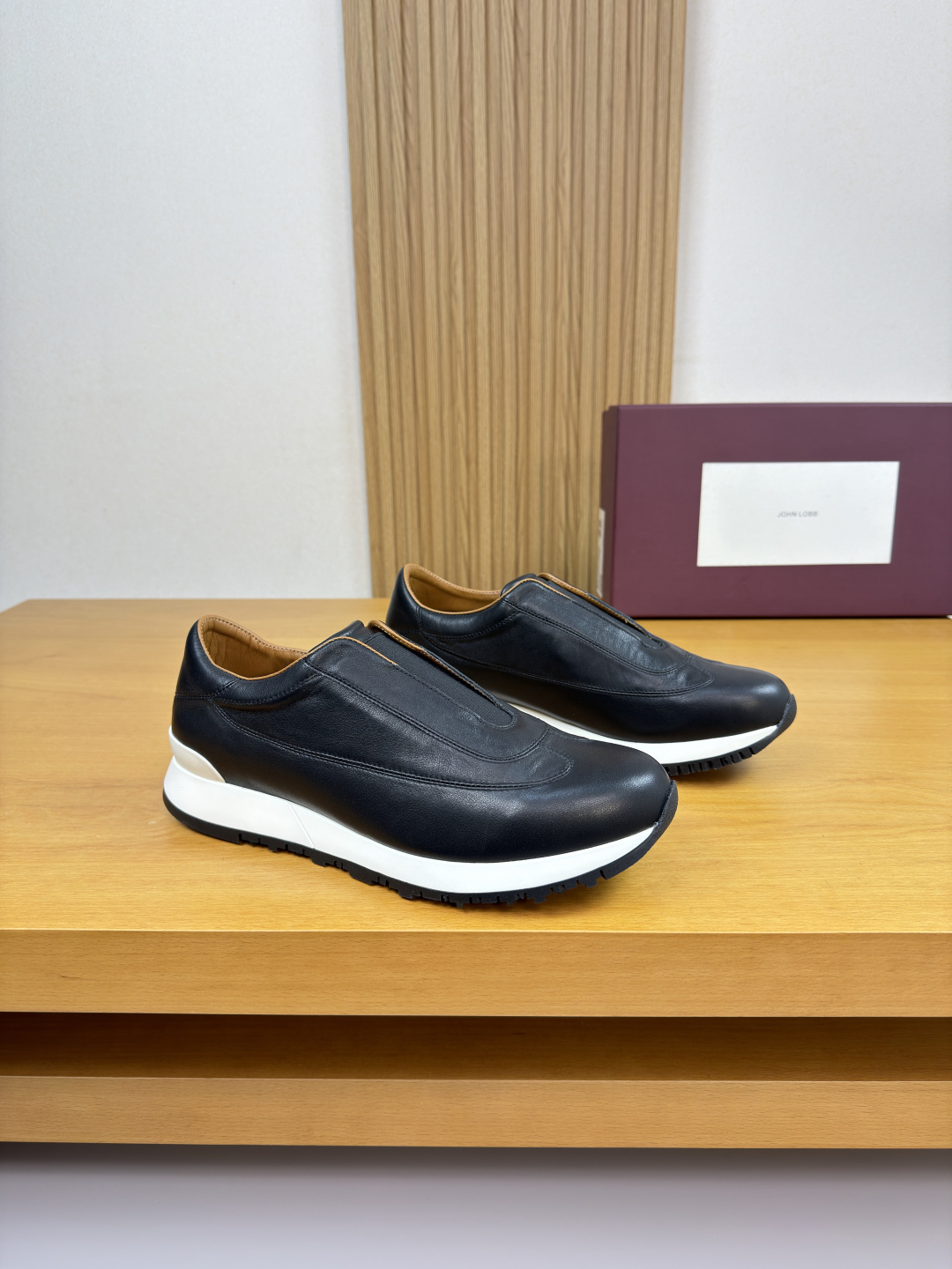 NO:604850,[John Lobb] John Lobb - high-end quality original casual sports shoes of Hermès - imported nappa calfskin upper, stitching inside the upper, tongue and branded elastic band sewn - water-dyed cowhide inside - ultra-light TPU foam rubber outsole; two-color molded outsole - ultra-high quality control, fine workmanship highlighted (high-end, luxury, grade) -Size  39-44 (38.45.46.47. Can be customized)·PRD0057,,hermes,sneakers,cowhide19860909【John Lobb】约翰·洛布 -高端品质 原单·爱马仕旗下休闲运动鞋 -鞋面进口纳帕小牛皮、鞋面内合车缝线、鞋舌.车缝品牌松紧带 -内里水染牛皮 -大底超轻TPU发泡·橡胶；双色成型大底 -超高品控·做工精细凸显(高端·贵气·档次) -Size 39-44（38.45.46.47.可订做)·PRD0057,,hermes,sneakers,cowhide,Men's shoes