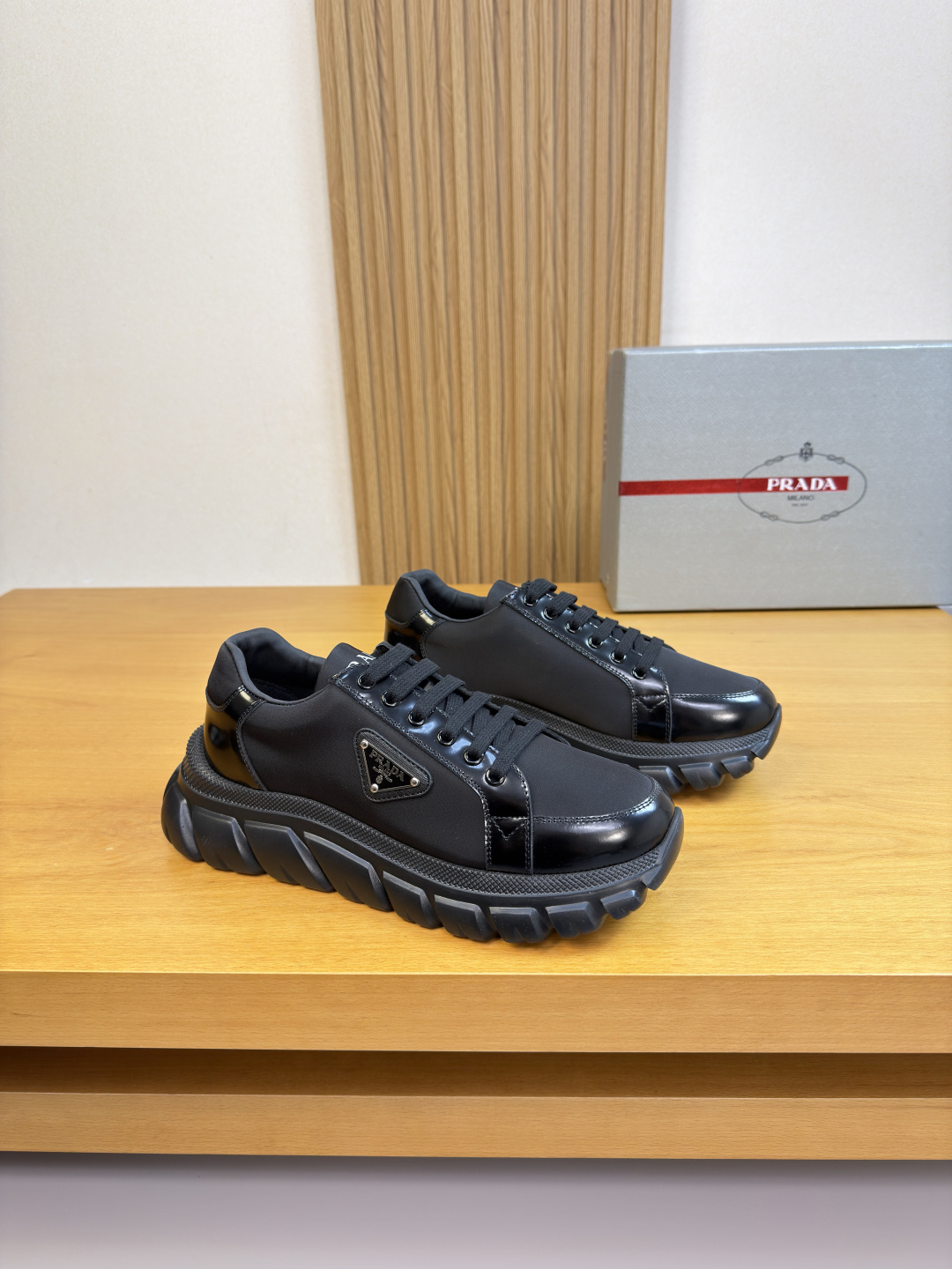 NO:605053,[PRADA] Prada - High-end quality original casual sports shoes - Open edge beaded calfskin upper, brand high mercerized canvas fabric, shoe body. Sewing brand logo metal fasteners, tongue. Silk screen brand logo - Water-dyed cowhide lining - Ultra-light TPU foam outsole; molded outsole - Ultra-high quality control, fine workmanship highlighted (high-end, luxury, grade) -Size  38-44 (45, can be customized)·03303,,prada,prada,sneakers,cowhide19860909【PRADA】普拉达 -高端品质 原单·休闲运动鞋 -鞋面开边珠小牛皮、品牌高丝光帆布布匹、鞋身.车缝品牌logo金属扣件、鞋舌.丝印品牌logo -内里水染牛皮 -大底超轻TPU发泡；成型大底 -超高品控·做工精细凸显(高端·贵气·档次) -Size 38-44（45,可订做)·03303,,prada,prada,sneakers,cowhide,Men's shoes