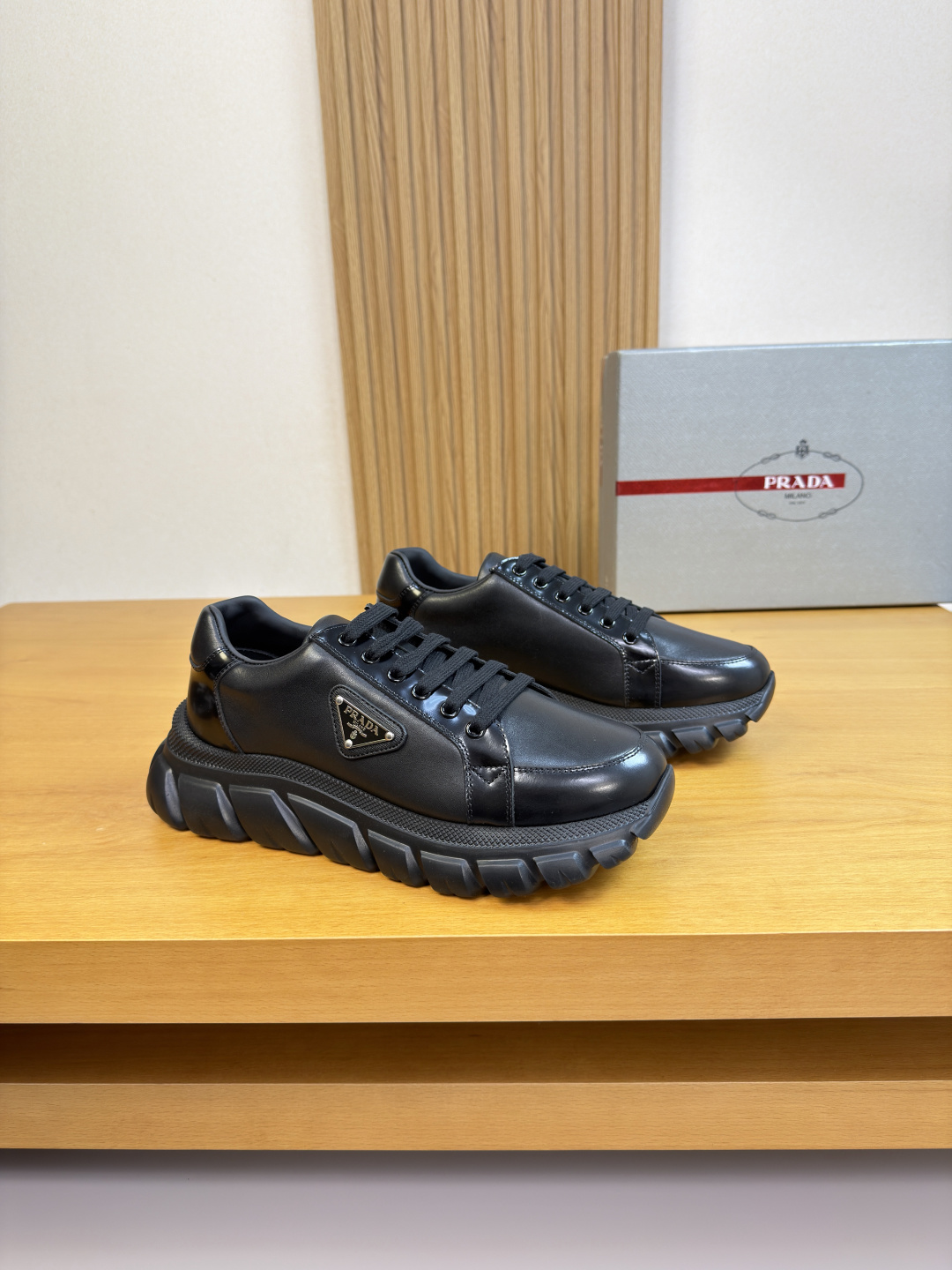 NO:605057,[PRADA] Prada - high-end quality original order casual sports shoes - upper open edge beaded calfskin, nappa calfskin, shoe body. Sewing brand logo metal fasteners, tongue. Silk-screen brand logo - water-dyed cowhide lining - ultra-light TPU foam outsole; molded outsole - ultra-high quality control, fine workmanship highlighted (high-end, luxury, grade) -Size  38-44 (45, can be customized)·03303,,prada,prada,sneakers,cowhide19860909【PRADA】普拉达 -高端品质 原单·休闲运动鞋 -鞋面开边珠小牛皮、纳帕小牛皮、鞋身.车缝品牌logo金属扣件、鞋舌.丝印品牌logo -内里水染牛皮 -大底超轻TPU发泡；成型大底 -超高品控·做工精细凸显(高端·贵气·档次) -Size 38-44（45,可订做)·03303,,prada,prada,sneakers,cowhide,Men's shoes