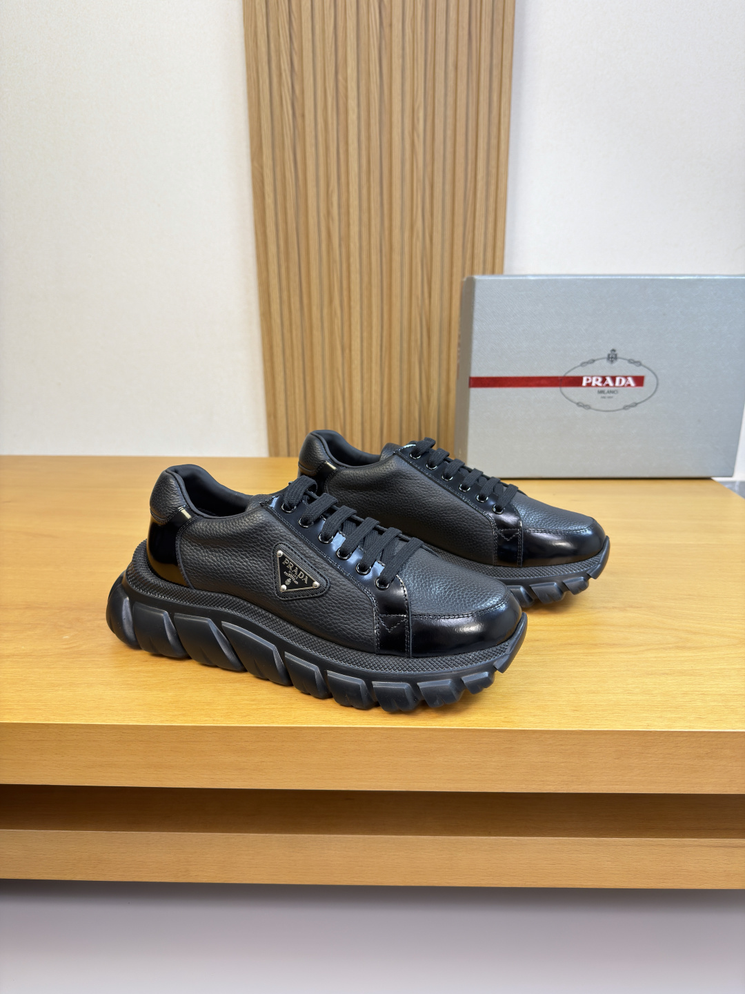 NO:605060,[PRADA] Prada - high-end quality original order casual sports shoes - upper open edge beaded calfskin, pebbled calfskin, shoe body. Sewing brand logo metal fasteners, tongue. Silk-screen brand logo - water-dyed cowhide lining - outsole ultra-light TPU foam; molded outsole - ultra-high quality control, fine workmanship highlighted (high-end, luxury, grade) -Size  38-44 (45, can be customized)·03303,,prada,prada,sneakers,cowhide19860909【PRADA】普拉达 -高端品质 原单·休闲运动鞋 -鞋面开边珠小牛皮、荔纹小牛皮、鞋身.车缝品牌logo金属扣件、鞋舌.丝印品牌logo -内里水染牛皮 -大底超轻TPU发泡；成型大底 -超高品控·做工精细凸显(高端·贵气·档次) -Size 38-44（45,可订做)·03303,,prada,prada,sneakers,cowhide,Men's shoes