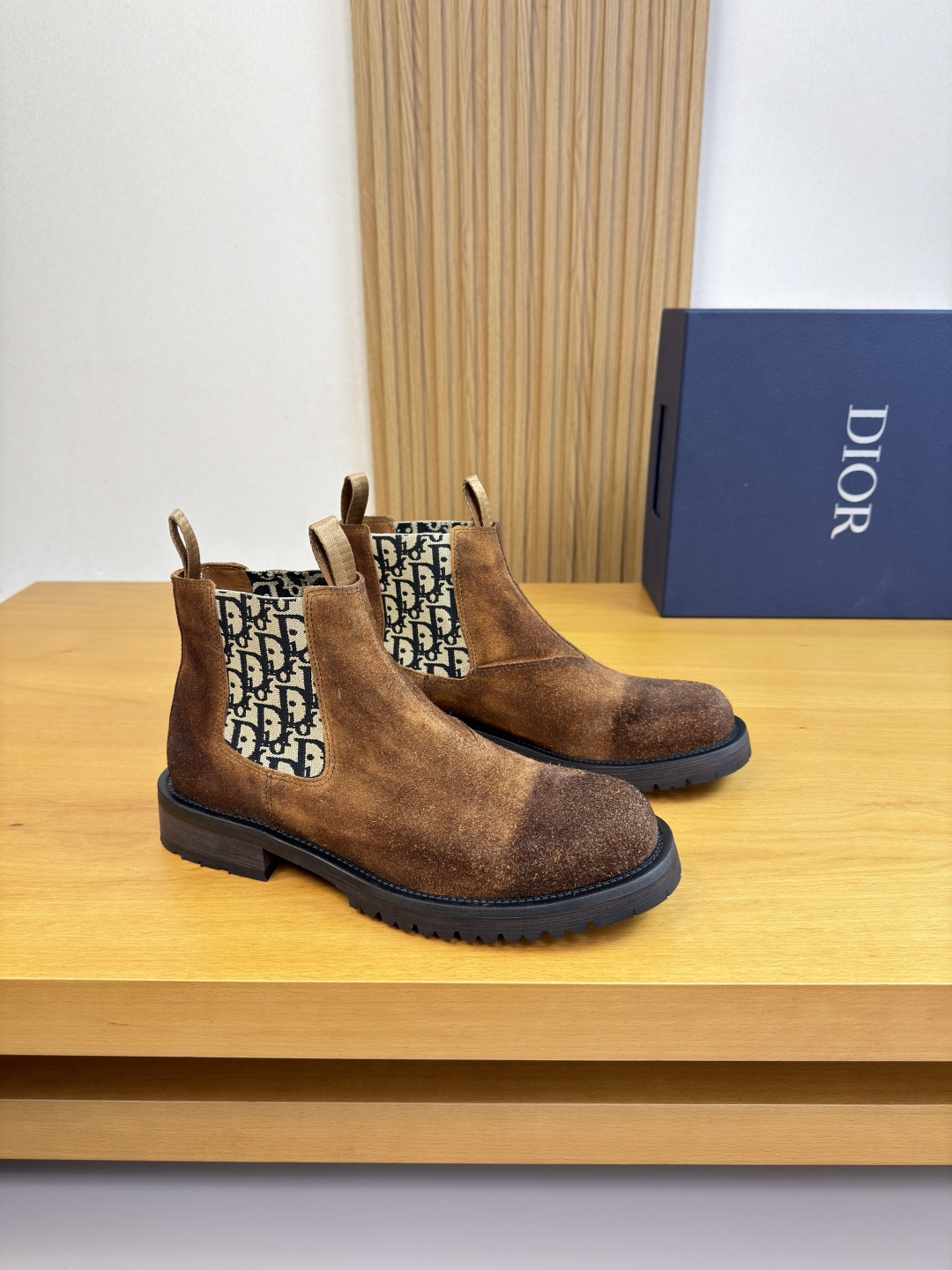 NO:605061,[Dior] Dior - high-end quality original high-top formal leather shoes - high mercerized suede calfskin upper, brand totem elastic band at the shoe mouth - water-dyed cowhide inside - ultra-light TPR rubber outsole, genuine leather; combined molded leather outsole - ultra-high quality control, fine workmanship (high-end, luxury, grade) -Size  39-44 (38, 45, 46, can be customized)·L03303,,dior,dior,cowhide,Leather soles19860909【 Dior】迪奥 -高端品质 原单·高帮 正装皮鞋 -鞋面高丝光反绒小牛皮、鞋口品牌图腾松紧带 -内里水染牛皮 -大底超轻TPR橡胶·真皮; 组合成型真皮大底 -超高品控·做工精细凸显 (高端·贵气·档次) -Size 39-44（38,45,46,可订做)·L03303,,dior,dior,cowhide,Leather soles,Men's shoes