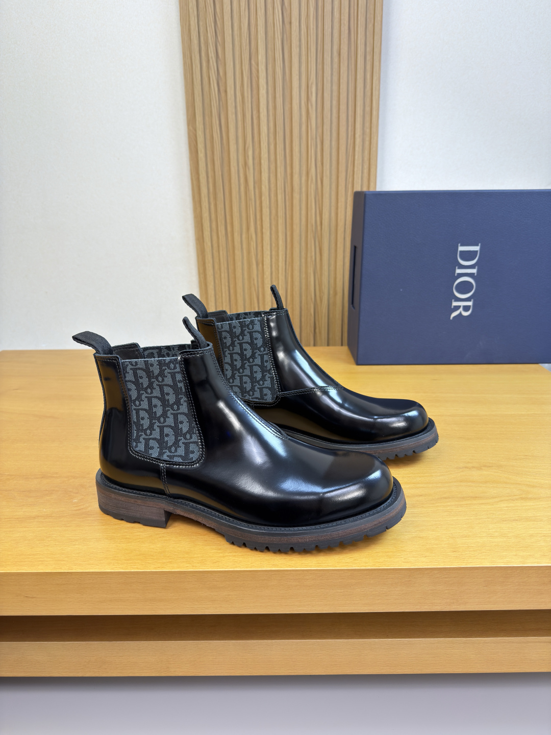 NO:605063,[Dior] Dior - high-end quality original high-top formal leather shoes - open-edge beaded calf leather on the upper, brand totem elastic band on the shoe mouth - water-dyed cow leather on the inside - ultra-light TPR rubber on the outsole, genuine leather; combined molded leather outsole - ultra-high quality control, fine workmanship (high-end, luxury, grade) -Size  39-44 (38, 45, 46, can be customized)·L03303,,dior,dior,cowhide,Leather soles19860909【 Dior】迪奥 -高端品质 原单·高帮 正装皮鞋 -鞋面开边珠小牛皮、鞋口品牌图腾松紧带 -内里水染牛皮 -大底超轻TPR橡胶·真皮; 组合成型真皮大底 -超高品控·做工精细凸显 (高端·贵气·档次) -Size 39-44（38,45,46,可订做)·L03303,,dior,dior,cowhide,Leather soles,Men's shoes