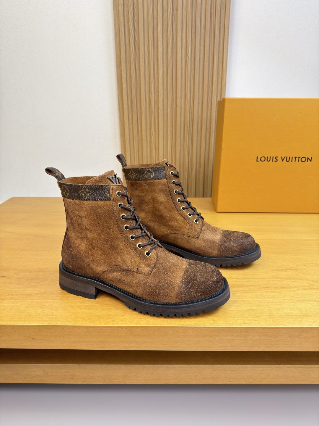 NO:605065,[Louis Vuitton] Louis Vuitton - high-end quality original high-top formal leather shoes - high mercerized suede calfskin upper, branded totem PVC leather on the shoe collar, branded metal fasteners on the tongue - water-dyed cowhide inside - ultra-light TPR rubber outsole, genuine leather; combined molded leather outsole - ultra-high quality control, fine workmanship highlighted (high-end, luxury, grade) -Size  39-44 (38, 45, 46, can be customized)·L03303,,louis vuitton,louis vuitton,cowhide,Leather soles19860909【 Louis Vuitton】路易威登 -高端品质 原单·高帮 正装皮鞋 -鞋面高丝光反绒小牛皮、鞋口品牌图腾PVC皮料、鞋舌品牌金属扣件 -内里水染牛皮 -大底超轻TPR橡胶·真皮; 组合成型真皮大底 -超高品控·做工精细凸显 (高端·贵气·档次) -Size 39-44（38,45,46,可订做)·L03303,,louis vuitton,louis vuitton,cowhide,Leather soles,Men's shoes