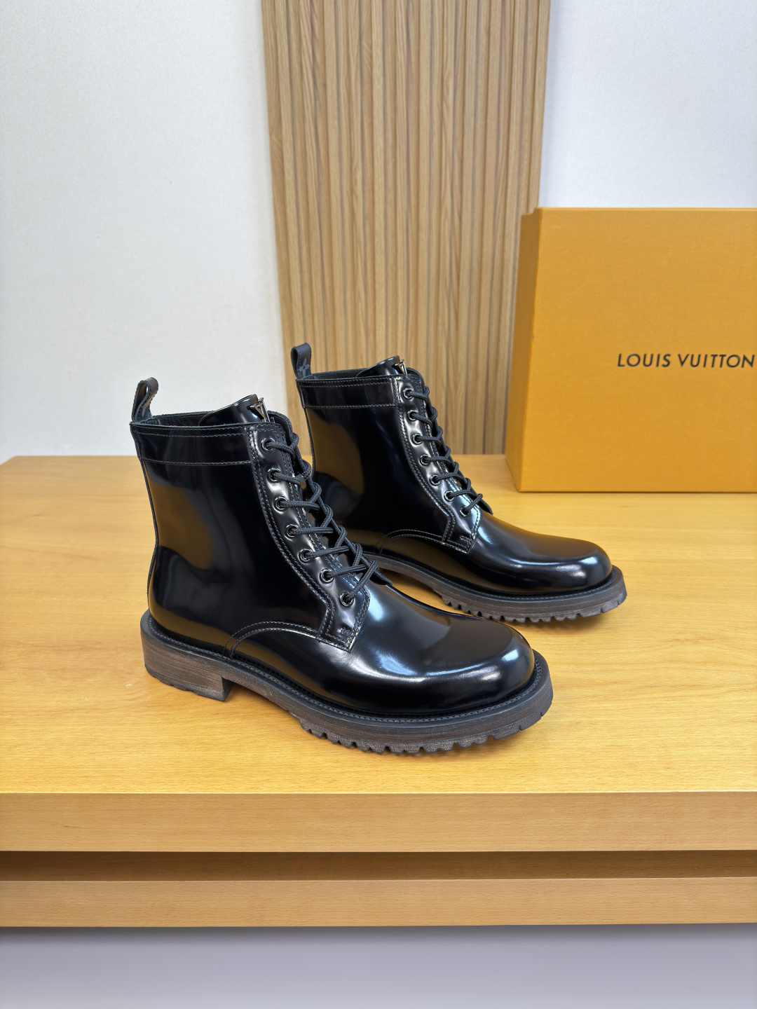 NO:605067,[Louis Vuitton] Louis Vuitton - high-end quality original high-top formal leather shoes - open-edge beaded calf leather on the upper, branded PVC leather on the shoe collar, branded metal fasteners on the tongue - water-dyed cowhide on the inside - ultra-light TPR rubber on the outsole, genuine leather; combined molded leather outsole - ultra-high quality control, fine workmanship highlighted (high-end, luxury, grade) -Size  39-44 (38, 45, 46, can be customized)·L03303,,louis vuitton,louis vuitton,cowhide,Leather soles19860909【 Louis Vuitton】路易威登 -高端品质 原单·高帮 正装皮鞋 -鞋面开边珠小牛皮、鞋口品牌图腾PVC皮料、鞋舌品牌金属扣件 -内里水染牛皮 -大底超轻TPR橡胶·真皮; 组合成型真皮大底 -超高品控·做工精细凸显 (高端·贵气·档次) -Size 39-44（38,45,46,可订做)·L03303,,louis vuitton,louis vuitton,cowhide,Leather soles,Men's shoes