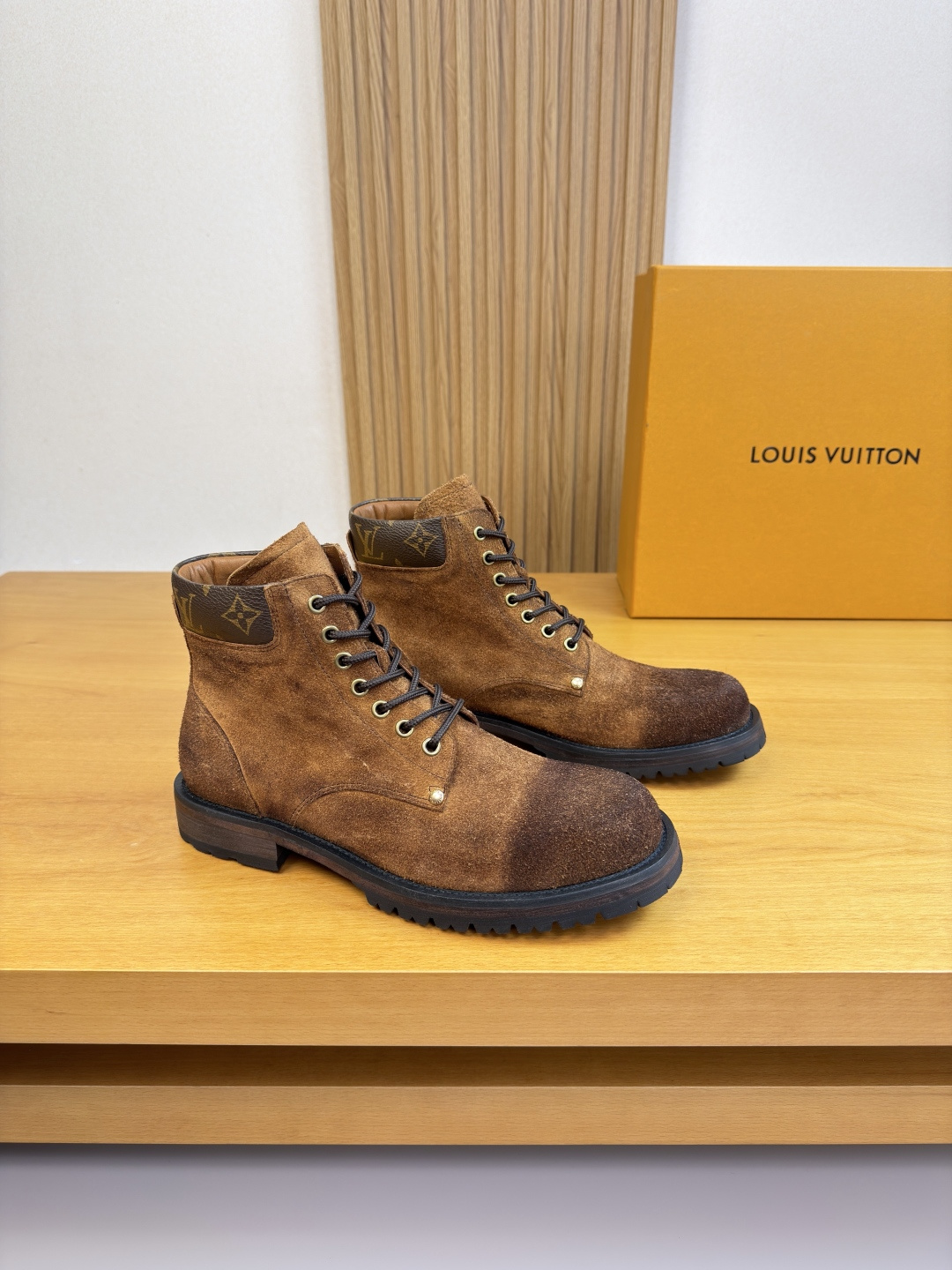 NO:605069,[Louis Vuitton] Louis Vuitton - high-end quality original high-top formal leather shoes - high mercerized suede calfskin upper, brand totem PVC leather on the shoe mouth - water-dyed cowhide inside - ultra-light TPR rubber outsole, genuine leather; combined molded leather outsole - ultra-high quality control, fine workmanship highlighted (high-end, luxury, grade) -Size  39-44 (38, 45, 46, can be customized)·L03303,,louis vuitton,louis vuitton,cowhide,Leather soles19860909【 Louis Vuitton】路易威登 -高端品质 原单·高帮 正装皮鞋 -鞋面高丝光反绒小牛皮、鞋口品牌图腾PVC皮料 -内里水染牛皮 -大底超轻TPR橡胶·真皮; 组合成型真皮大底 -超高品控·做工精细凸显 (高端·贵气·档次) -Size 39-44（38,45,46,可订做)·L03303,,louis vuitton,louis vuitton,cowhide,Leather soles,Men's shoes