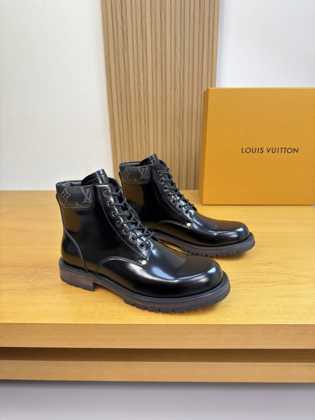 NO:605071,[Louis Vuitton] Louis Vuitton - high-end quality original high-top formal leather shoes - open-edge beaded calf leather on the upper, brand totem PVC leather on the shoe collar - water-dyed cow leather on the inside - ultra-light TPR rubber on the outsole · genuine leather; combined molded leather outsole - ultra-high quality control · fine workmanship highlighted (high-end · luxury · grade) -Size  39-44 (38, 45, 46, can be customized)·L03303,,louis vuitton,louis vuitton,cowhide,Leather soles19860909【 Louis Vuitton】路易威登 -高端品质 原单·高帮 正装皮鞋 -鞋面开边珠小牛皮、鞋口品牌图腾PVC皮料 -内里水染牛皮 -大底超轻TPR橡胶·真皮; 组合成型真皮大底 -超高品控·做工精细凸显 (高端·贵气·档次) -Size 39-44（38,45,46,可订做)·L03303,,louis vuitton,louis vuitton,cowhide,Leather soles,Men's shoes