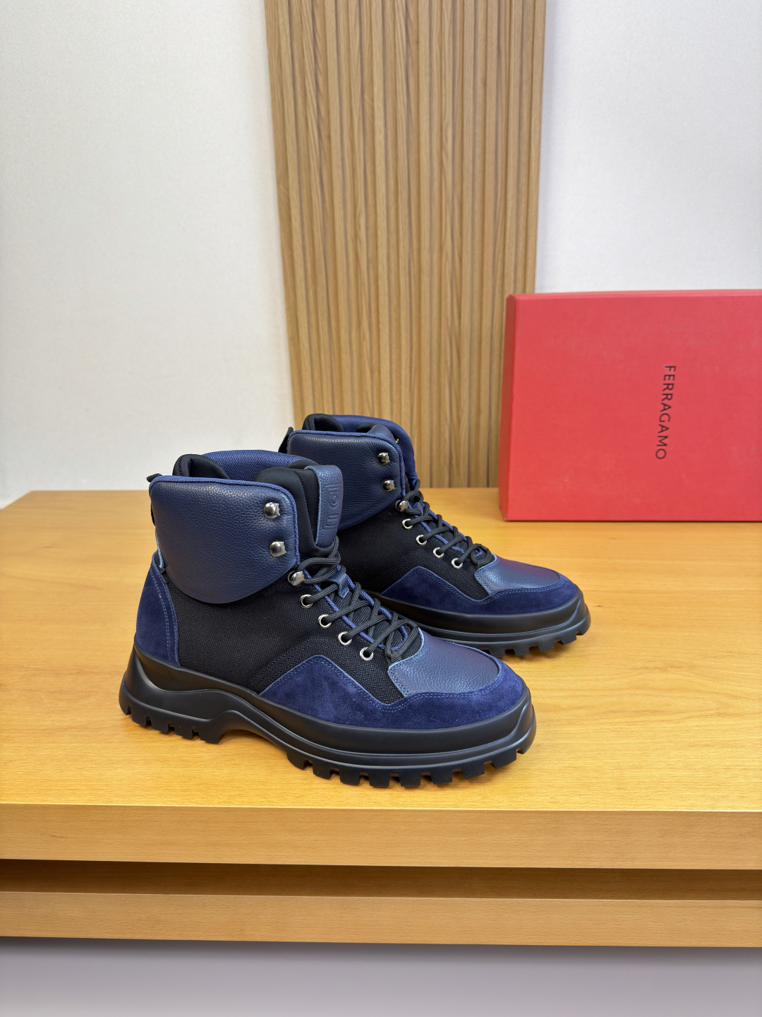 NO:605077,[Ferragamo] Ferragamo - high-end quality original order. High-top casual sports shoes - upper pebbled calfskin, high mercerized suede calfskin, brand canvas cloth, tongue air-pressure brand totem, heel brand webbing - lining water-dyed cowhide - outsole ultra-light TPU foam; molded outsole - ultra-high quality control, fine workmanship (high-end, luxury, grade) -Size  39-44 (38, 45, 46, can be customized)·FR03303,,ferragamo,ferragamo,sneakers,cowhide19860909【 Ferragamo】菲拉格慕 -高端品质 原单.高帮休闲运动鞋 -鞋面荔纹小牛皮、高丝光反绒小牛皮、品牌帆布布匹、鞋舌空压品牌图腾、后跟品牌织带 -内里水染牛皮 -大底超轻TPU发泡；成型大底 -超高品控·做工精细凸显(高端·贵气·档次) -Size 39-44（38,45,46,可订做)·FR03303,,ferragamo,ferragamo,sneakers,cowhide,Men's shoes