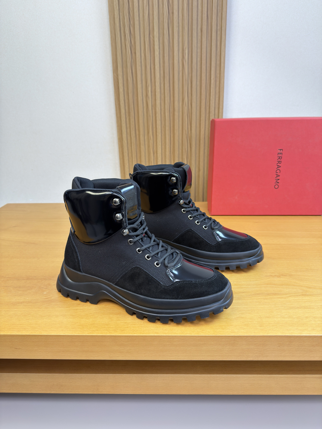NO:605079,[Ferragamo] Ferragamo - high-end quality original order. High-top casual sports shoes - upper open edge beaded calfskin, high mercerized suede calfskin, brand canvas cloth, tongue air-pressure brand totem, heel brand webbing - lining water-dyed cowhide - outsole ultra-light TPU foam; molded outsole - ultra-high quality control and fine workmanship (high-end, luxury, grade) -Size  39-44 (38, 45, 46, can be customized)·FR03303,,ferragamo,ferragamo,sneakers,cowhide19860909【 Ferragamo】菲拉格慕 -高端品质 原单.高帮休闲运动鞋 -鞋面开边珠小牛皮、高丝光反绒小牛皮、品牌帆布布匹、鞋舌空压品牌图腾、后跟品牌织带 -内里水染牛皮 -大底超轻TPU发泡；成型大底 -超高品控·做工精细凸显(高端·贵气·档次) -Size 39-44（38,45,46,可订做)·FR03303,,ferragamo,ferragamo,sneakers,cowhide,Men's shoes