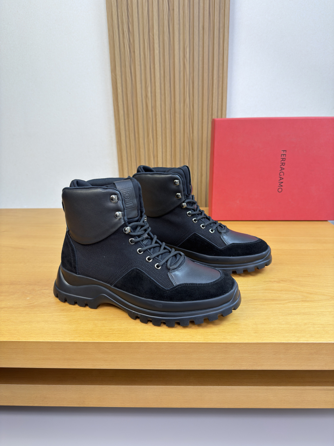 NO:605062,[Ferragamo] Ferragamo - high-end quality original order. High-top casual sports shoes - upper Nappa calfskin, high mercerized suede calfskin, brand canvas cloth, tongue air-pressure brand totem, heel brand webbing - lining water-dyed cowhide - outsole ultra-light TPU foam; molded outsole - ultra-high quality control and fine workmanship (high-end, luxury, grade) -Size  39-44 (38, 45, 46, can be customized)·FR03303,,ferragamo,ferragamo,sneakers,cowhide19860909【 Ferragamo】菲拉格慕 -高端品质 原单.高帮休闲运动鞋 -鞋面纳帕小牛皮、高丝光反绒小牛皮、品牌帆布布匹、鞋舌空压品牌图腾、后跟品牌织带 -内里水染牛皮 -大底超轻TPU发泡；成型大底 -超高品控·做工精细凸显(高端·贵气·档次) -Size 39-44（38,45,46,可订做)·FR03303,,ferragamo,ferragamo,sneakers,cowhide,Men's shoes