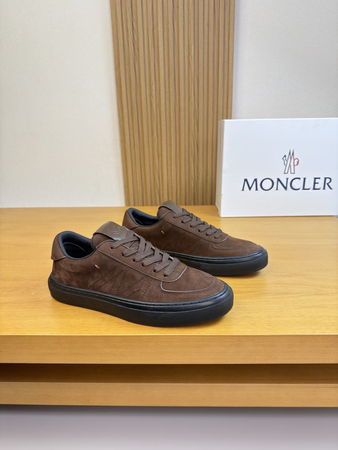 NO:605142,[MONCLER] Moncler (mongoose) - high-end quality original casual sports sneakers - upper nubuck calfskin, shoe body stitching M totem, tongue car. Heel. Air pressure brand logo totem - Water-dyed cowhide inside - Outsole ultra-light TPR rubber; two-color molded outsole - Ultra-high quality control, fine workmanship highlighted (high-end, luxury, grade) -Size  39-44 (38,45, can be customized)·MC0126,,Moncler,Moncler,cowhide19860909【MONCLER】盟可睐(蒙口)  -高端品质 原单·休闲运动板鞋 -鞋面磨砂小牛皮、鞋身车缝线M图腾、鞋舌车.后跟.空压品牌logo图腾 -内里水染牛皮 -大底超轻TPR·橡胶；双色成型大底 -超高品控·做工精细凸显(高端·贵气·档次) -Size 39-44（38,45,可订做)·MC0126,,Moncler,Moncler,cowhide,Men's shoes