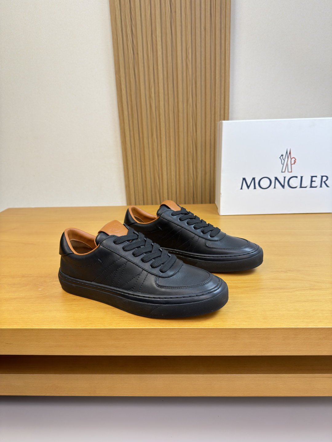 NO:605145,[MONCLER] Moncler (mongoose) - High-end quality original casual sports sneakers - Nappa calfskin upper, M totem stitched on the shoe body, tongue car. Heel. Air pressure brand logo totem - Water-dyed cowhide lining - Ultra-light TPR rubber outsole; two-color molded outsole - Ultra-high quality control, fine workmanship highlighted (high-end, luxury, grade) -Size  39-44 (38,45, can be customized)·MC0126,,Moncler,Moncler,cowhide19860909【MONCLER】盟可睐(蒙口)  -高端品质 原单·休闲运动板鞋 -鞋面纳帕小牛皮、鞋身车缝线M图腾、鞋舌车.后跟.空压品牌logo图腾 -内里水染牛皮 -大底超轻TPR·橡胶；双色成型大底 -超高品控·做工精细凸显(高端·贵气·档次) -Size 39-44（38,45,可订做)·MC0126,,Moncler,Moncler,cowhide,Men's shoes