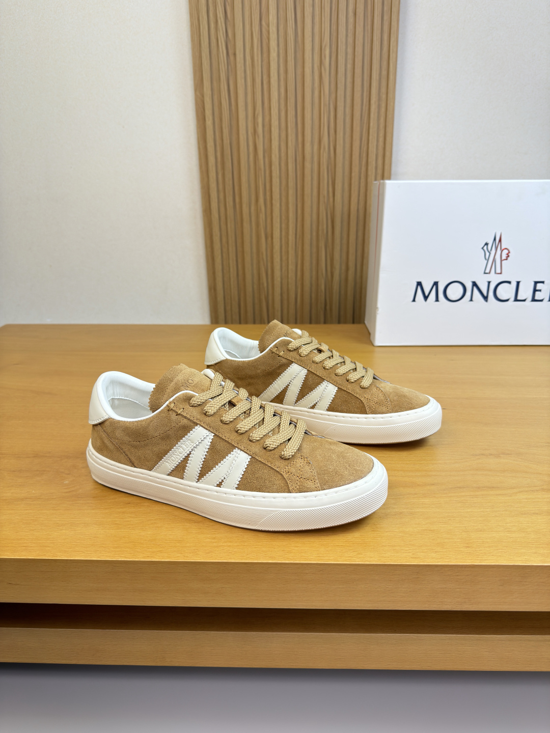 NO:605147,[MONCLER] Moncler (Mongolia) - high-end quality original casual sports sneakers - upper Nappa calfskin, high mercerized suede calfskin, shoe body sewn with M totem, shoe body. tongue. air pressure brand logo. heel. embroidered brand totem - lining water-dyed cowhide - outsole ultra-light TPR rubber; two-color molded outsole - ultra-high quality control and fine workmanship (high-end, luxury, grade) -Size  39-44 (38,45, can be customized)·MC0126,,Moncler,Moncler,cowhide19860909【MONCLER】盟可睐(蒙口)  -高端品质 原单·休闲运动板鞋 -鞋面纳帕小牛皮、高丝光反绒小牛皮、鞋身车缝M图腾、鞋身.鞋舌.空压品牌logo.后跟.刺绣品牌图腾 -内里水染牛皮 -大底超轻TPR·橡胶；双色成型大底 -超高品控·做工精细凸显(高端·贵气·档次) -Size 39-44（38,45,可订做)·MC0126,,Moncler,Moncler,cowhide,Men's shoes