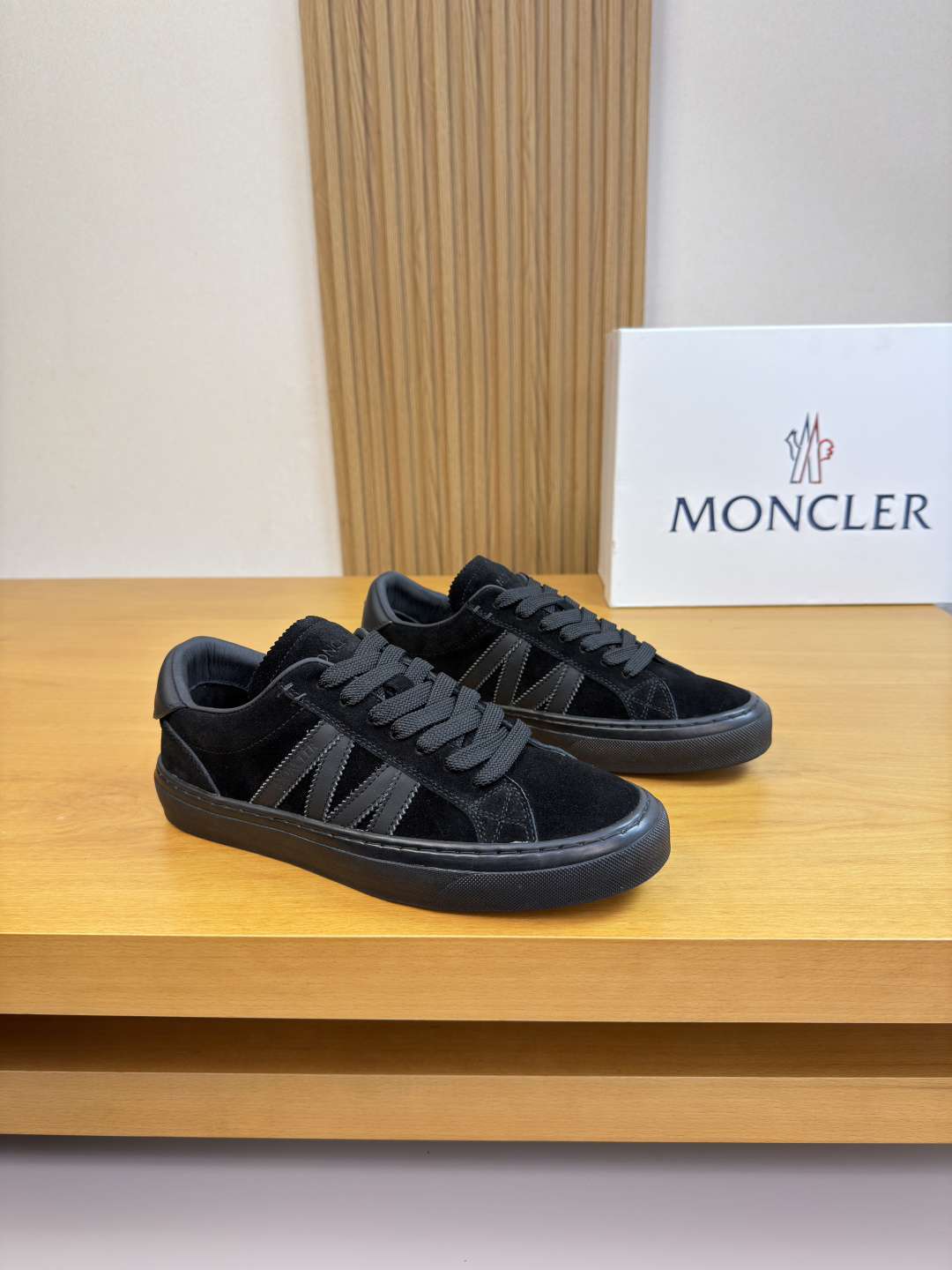 NO:605149,[MONCLER] Moncler (Mongolia) - high-end quality original casual sports sneakers - upper Nappa calfskin, high mercerized suede calfskin, shoe body sewn with M totem, shoe body. tongue. air pressure brand logo. heel. embroidered brand totem - lining water-dyed cowhide - outsole ultra-light TPR rubber; two-color molded outsole - ultra-high quality control and fine workmanship (high-end, luxury, grade) -Size  39-44 (38,45, can be customized)·MC0126,,Moncler,Moncler,cowhide19860909【MONCLER】盟可睐(蒙口)  -高端品质 原单·休闲运动板鞋 -鞋面纳帕小牛皮、高丝光反绒小牛皮、鞋身车缝M图腾、鞋身.鞋舌.空压品牌logo.后跟.刺绣品牌图腾 -内里水染牛皮 -大底超轻TPR·橡胶；双色成型大底 -超高品控·做工精细凸显(高端·贵气·档次) -Size 39-44（38,45,可订做)·MC0126,,Moncler,Moncler,cowhide,Men's shoes