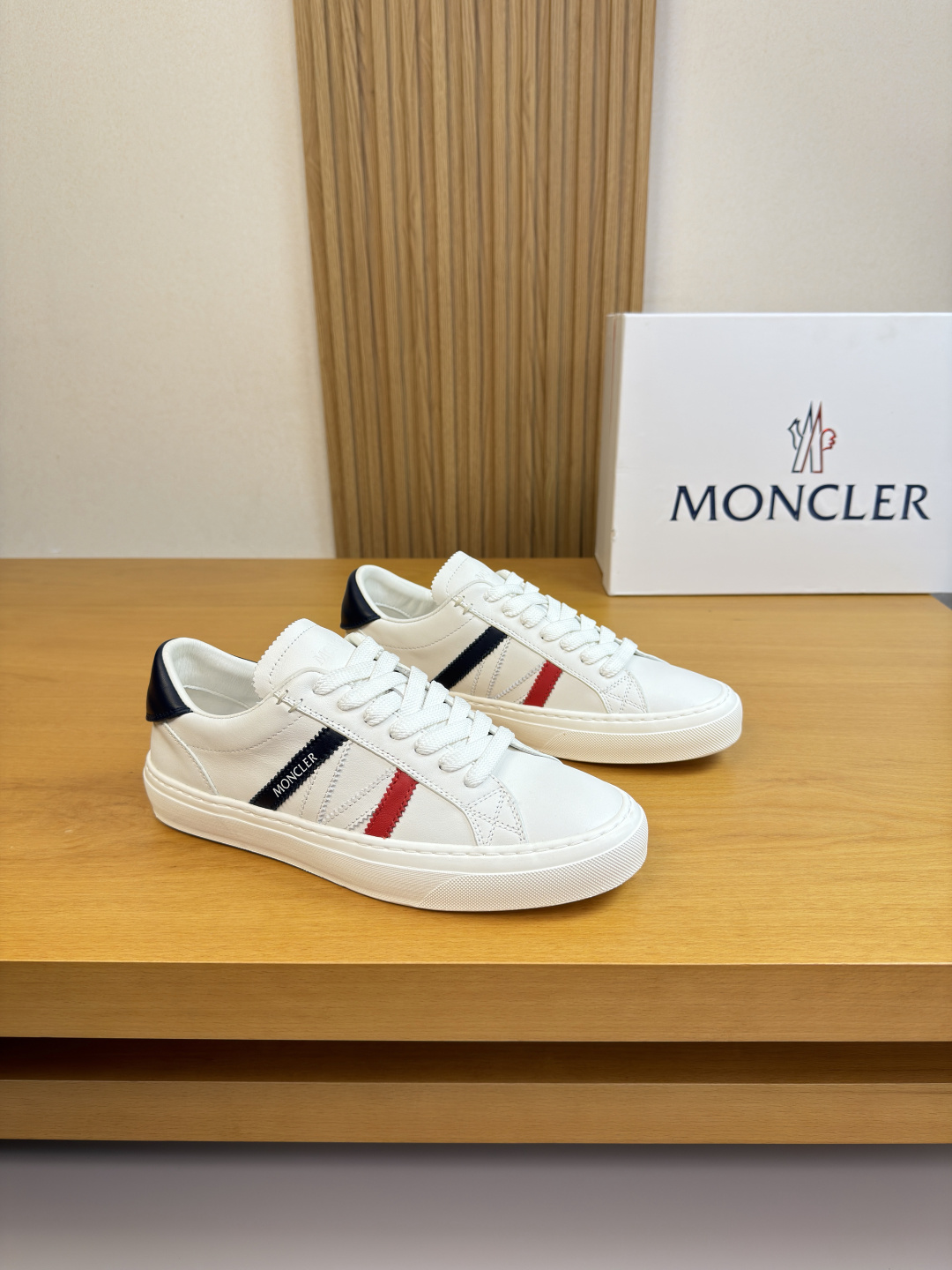 NO:605152,[MONCLER] Moncler (Mongolia) - high-end quality original casual sports sneakers - upper Nappa calfskin, shoe body sewn with M totem, shoe body. tongue. air pressure brand logo. heel. embroidered brand totem - lining water-dyed cowhide - outsole ultra-light TPR rubber; two-color molded outsole - ultra-high quality control and fine workmanship (high-end, luxury, grade) -Size  39-44 (38,45, can be customized)·MC0126,,Moncler,Moncler,cowhide19860909【MONCLER】盟可睐(蒙口)  -高端品质 原单·休闲运动板鞋 -鞋面纳帕小牛皮、鞋身车缝M图腾、鞋身.鞋舌.空压品牌logo.后跟.刺绣品牌图腾 -内里水染牛皮 -大底超轻TPR·橡胶；双色成型大底 -超高品控·做工精细凸显(高端·贵气·档次) -Size 39-44（38,45,可订做)·MC0126,,Moncler,Moncler,cowhide,Men's shoes