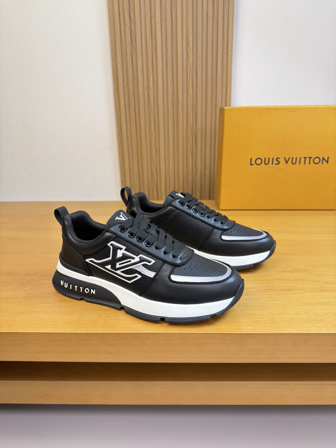 NO:605154,[Louis Vuitton] Louis Vuitton - high-end quality original casual sports shoes - upper Nappa calfskin, pebbled calfskin, shoe body sewn brand totem module, tongue, sewn brand logo cloth label, heel. Brand webbing - lining brand canvas - outsole ultra-light TPU foam rubber; two-color molded outsole - ultra-high quality control, fine workmanship highlighted (high-end, luxury, grade) -Size  39-44 (38, 45, 46, can be customized)·L0126,,louis vuitton,louis vuitton,sneakers,cowhide19860909【Louis Vuitton】路易威登 -高端品质 原单·休闲运动鞋 -鞋面纳帕小牛皮、荔纹小牛皮、鞋身车缝品牌图腾模块、鞋舌.车缝品牌logo布标、后跟.品牌织带 -内里品牌帆布 -大底超轻TPU发泡·橡胶; 双色成型大底 -超高品控·做工精细凸显(高端·贵气·档次) -Size 39-44（38,45,46,可订做)·L0126,,louis vuitton,louis vuitton,sneakers,cowhide,Men's shoes