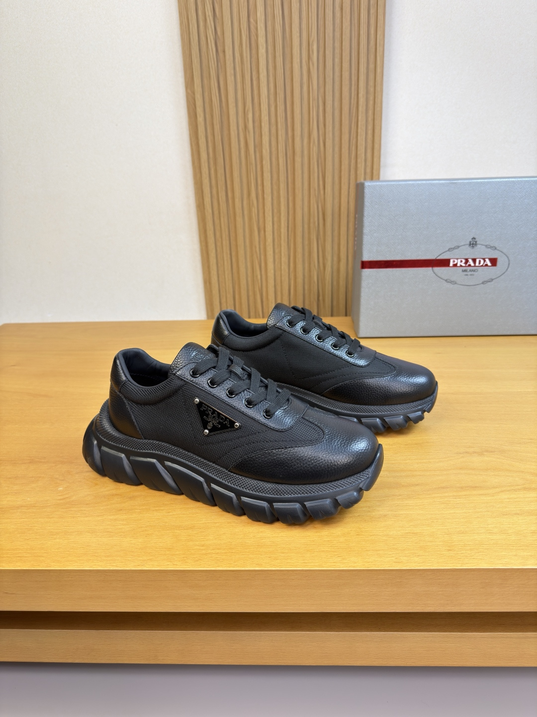 NO:605157,[PRADA] Prada - high-end quality original order casual sports shoes - upper pebbled calfskin, brand high mercerized canvas, shoe body. Sewing brand logo metal fasteners, tongue. Air-pressure brand logo - water-dyed cowhide lining - outsole ultra-light TPU foam; molded outsole - ultra-high quality control, fine workmanship highlighted (high-end, luxury, grade) -Size  39-44 (38,45, can be customized)·PRD0231,,prada,prada,sneakers,cowhide19860909【PRADA】普拉达 -高端品质 原单·休闲运动鞋 -鞋面荔纹小牛皮、品牌高丝光帆布、鞋身.车缝品牌logo金属扣件、鞋舌.空压品牌logo -内里水染牛皮 -大底超轻TPU发泡；成型大底 -超高品控·做工精细凸显(高端·贵气·档次) -Size 39-44（38,45,可订做)·PRD0231,,prada,prada,sneakers,cowhide,Men's shoes
