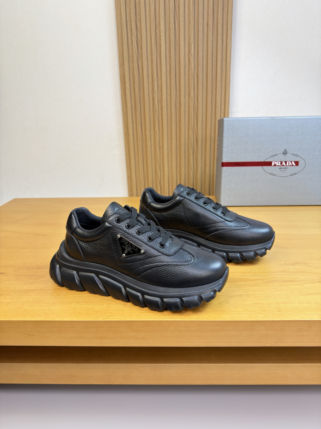 NO:605155,[PRADA] Prada - high-end quality original order casual sports shoes - upper pebbled calfskin, shoe body, sewn brand logo metal fasteners, tongue, air pressure brand logo - lining water-dyed cowhide - outsole ultra-light TPU foam; molded outsole - ultra-high quality control, fine workmanship highlighted (high-end, luxury, grade) -Size  39-44 (38,45, can be customized)·PRD0231,,prada,prada,sneakers,cowhide19860909【PRADA】普拉达 -高端品质 原单·休闲运动鞋 -鞋面荔纹小牛皮、鞋身.车缝品牌logo金属扣件、鞋舌.空压品牌logo -内里水染牛皮 -大底超轻TPU发泡；成型大底 -超高品控·做工精细凸显(高端·贵气·档次) -Size 39-44（38,45,可订做)·PRD0231,,prada,prada,sneakers,cowhide,Men's shoes