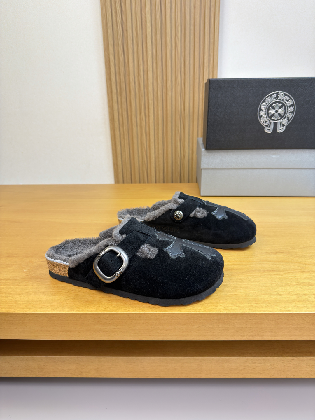 NO:605158,[Chrome Hearts] Chrome Hearts - high-end quality original casual wool and cotton slippers - suede calfskin upper, brand metal fasteners, brand logo totem sewn on toe - Australian wool lining - ultra-light TPU foam outsole; molded outsole - ultra-high quality control, fine workmanship (high-end, luxury, grade) -Size 39-44 (38,45 can be customized)·CH0156,, chrome hearts, chrome  hearts, slippers, cowhide19860909【Chrome Hearts】克罗心 -高端品质 原单·休闲羊毛棉拖鞋 -鞋面反绒小牛皮、品牌金属扣件、鞋头车缝品牌logo图腾 -内里澳洲羊毛 -大底超轻TPU发泡; 成型大底 -超高品控·做工精细凸显(高端·贵气·档次) -Size 39-44（38,45可订做)·CH0156,,chrome hearts,chrome hearts,slippers,cowhide,Men's shoes