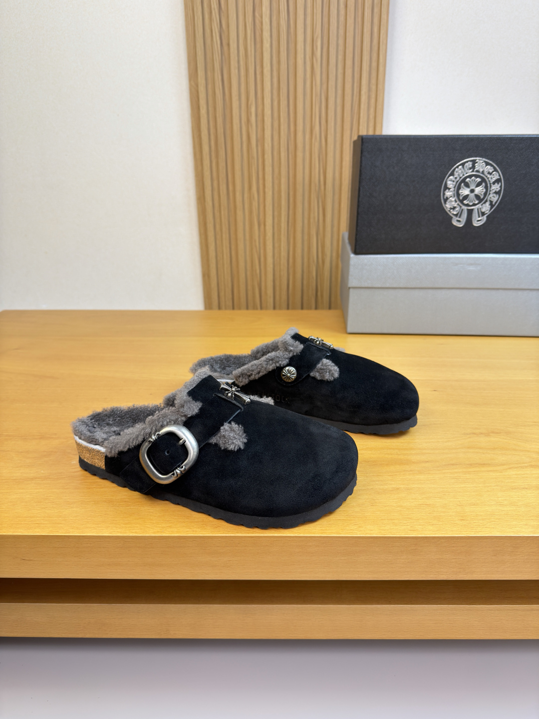 NO:605160,[Chrome Hearts] Chrome Hearts - high-end quality original casual wool and cotton slippers - suede calfskin upper, branded metal fasteners - Australian wool lining - ultra-light TPU foam outsole; molded outsole - ultra-high quality control, fine workmanship (high-end, luxury, grade) -Size 39-44 (38,45 can be customized)·CH0156,,chrome hearts,chrome hearts,slippers,cowhide19860909【Chrome Hearts】克罗心 -高端品质 原单·休闲羊毛棉拖鞋 -鞋面反绒小牛皮、品牌金属扣件 -内里澳洲羊毛 -大底超轻TPU发泡; 成型大底 -超高品控·做工精细凸显(高端·贵气·档次) -Size 39-44（38,45可订做)·CH0156,,chrome hearts,chrome hearts,slippers,cowhide,Men's shoes