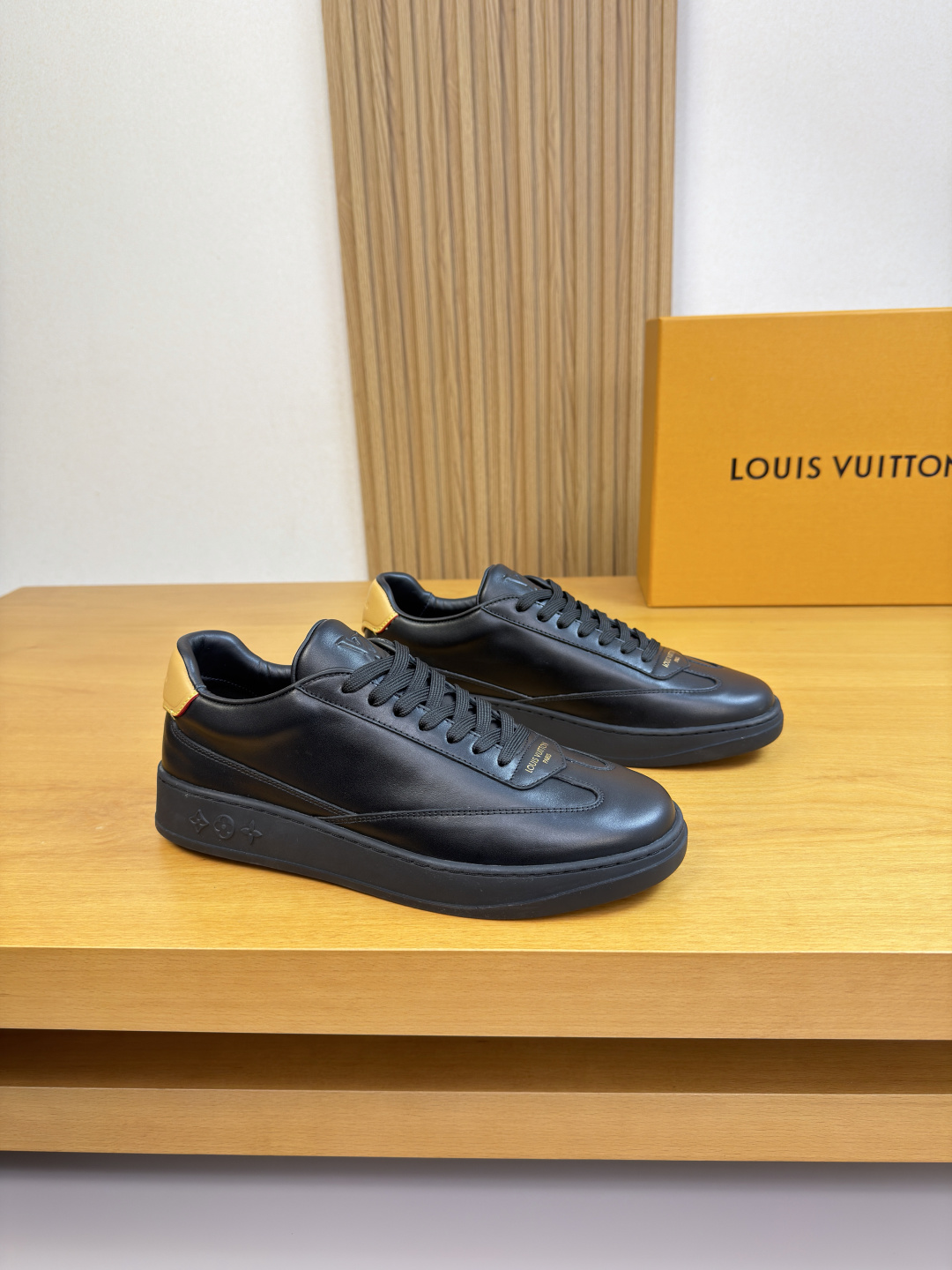 NO:605162,[Louis Vuitton] Louis Vuitton - High-end quality original casual sports sneakers - Original nappa calfskin upper, tongue and heel. Air pressure brand logo totem, perfect splicing - Water-dyed cowhide lining - Ultra-light TPR rubber outsole; molded outsole - Ultra-high quality control, fine workmanship highlighted (high-end, luxury, grade) -Size  39-44 (38,45, can be customized)·L0156,,louis vuitton,louis vuitton,cowhide19860909【Louis Vuitton】路易威登 -高端品质 原单·休闲运动板鞋 -鞋面原版纳帕小牛皮、鞋舌.后跟.空压品牌logo图腾、完美拼接 -内里水染牛皮 -大底超轻TPR·橡胶；成型大底 -超高品控·做工精细凸显(高端·贵气·档次) -Size 39-44（38,45,可订做)·L0156,,louis vuitton,louis vuitton,cowhide,Men's shoes