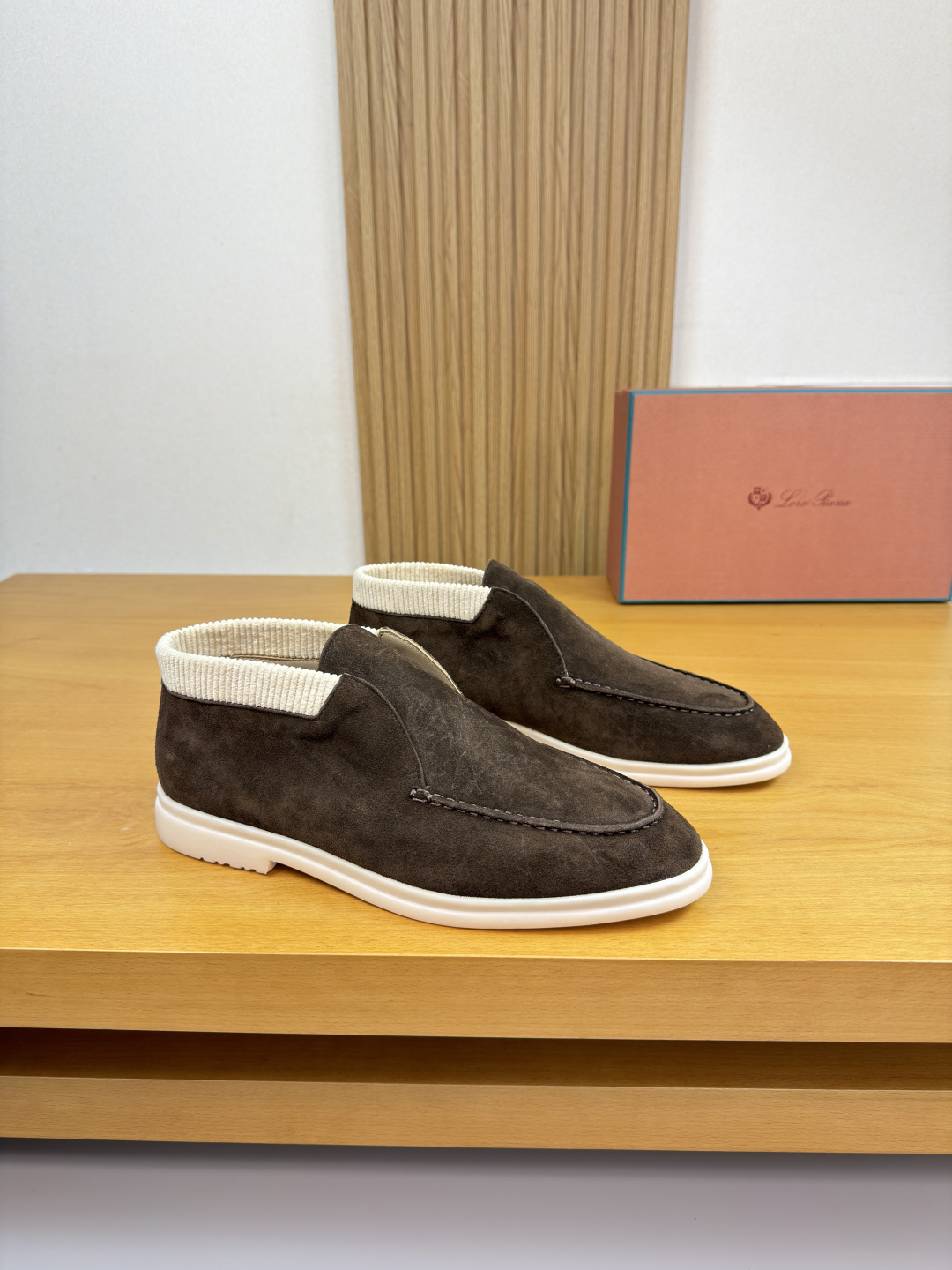 NO:620303,[Loro piana] LP - high-end quality original high-top slip-on casual shoes - imported high mercerized suede calf leather on the upper, stitched mark thread on the outside of the shoe tab, knitted cloth on the shoe mouth - water-dyed cowhide on the inside - ultra-light TPR rubber outsole; molded outsole - ultra-high quality control, fine workmanship highlighted (high-end, luxury, grade) -Size  39-44 (38.45.46.47. Can be customized)·LP,,loro piana,loro piana,cowhide19860909【Loro piana】LP  -高端品质 原单·高帮一脚蹬休闲鞋 -鞋面进口高丝光反绒小牛皮、鞋丹外合车缝马克线、鞋口针织布匹 -内里水染牛皮 -大底超轻TPR·橡胶；成型大底 -超高品控·做工精细凸显(高端·贵气·档次) -Size 39-44（38.45.46.47.可订做)·LP,,loro piana,loro piana,cowhide,Men's shoes