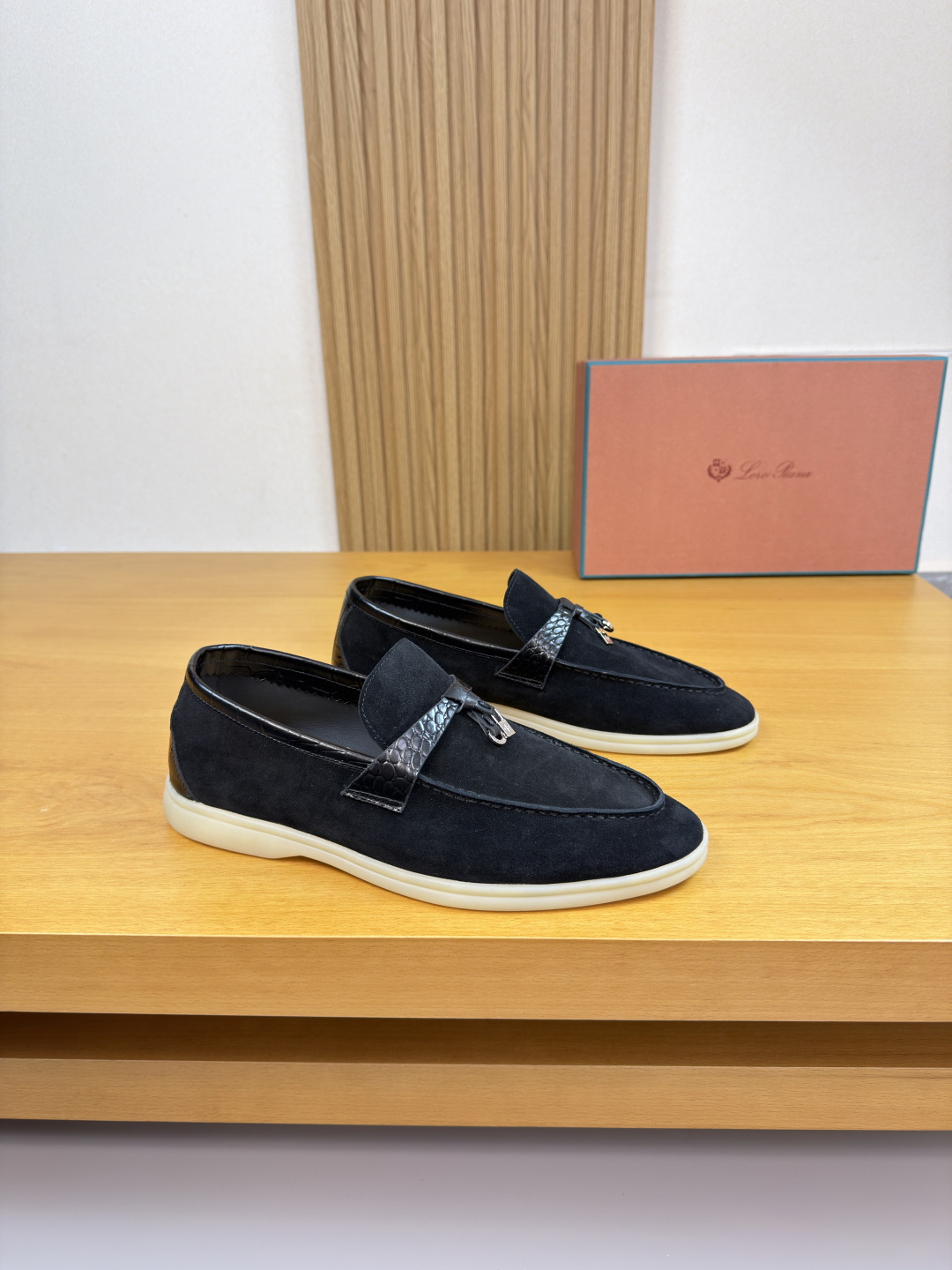NO:620308,[Loro piana] LP - high-end quality original slip-on casual shoes - upper imported stone pattern calfskin, high mercerized suede calfskin, outer hem stitched mark thread, brand metal pendant. Cross arm decoration - lining water-dyed cowhide - outsole ultra-light TPR rubber; molded outsole - ultra-high quality control, fine workmanship highlighted (high-end, luxury, grade) -Size  39-44 (38.45.46.47. Can be customized)·LP,,loro piana,loro piana,cowhide19860909【Loro piana】LP  -高端品质 原单·一脚蹬休闲鞋 -鞋面进口石头纹小牛皮、高丝光反绒小牛皮、鞋丹外合车缝马克线、品牌金属吊坠.横担装饰 -内里水染牛皮 -大底超轻TPR·橡胶；成型大底 -超高品控·做工精细凸显(高端·贵气·档次) -Size 39-44（38.45.46.47.可订做)·LP,,loro piana,loro piana,cowhide,Men's shoes