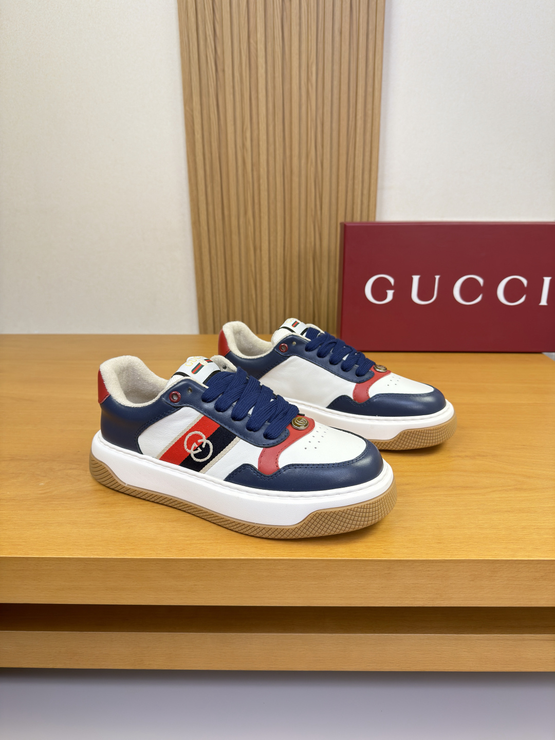 NO:620274,[GUCCI] Gucci - high-end quality original casual sports shoes - upper Nappa calfskin, shoe body sewn brand webbing, tongue sewn brand cloth label, heel silk screen brand LOGO - brand velvet fabric lining - outsole ultra-light TPU foam rubber; two-color molded outsole - ultra-high quality control, fine workmanship highlighted (high-end, luxury, grade) -Size  39-44 (38,45, can be customized)·G0180,,gucci,gucci,sneakers,cowhide19860909【GUCCI】古驰 -高端品质 原单·休闲运动鞋 -鞋面纳帕小牛皮、鞋身车缝品牌织带、鞋舌车缝品牌布标、后跟丝印品牌LOGO -内里品牌绒毛布匹 -大底超轻TPU发泡·橡胶；双色成型大底 -超高品控·做工精细凸显(高端·贵气·档次) -Size 39-44（38,45,可订做)·G0180,,gucci,gucci,sneakers,cowhide,Men's shoes