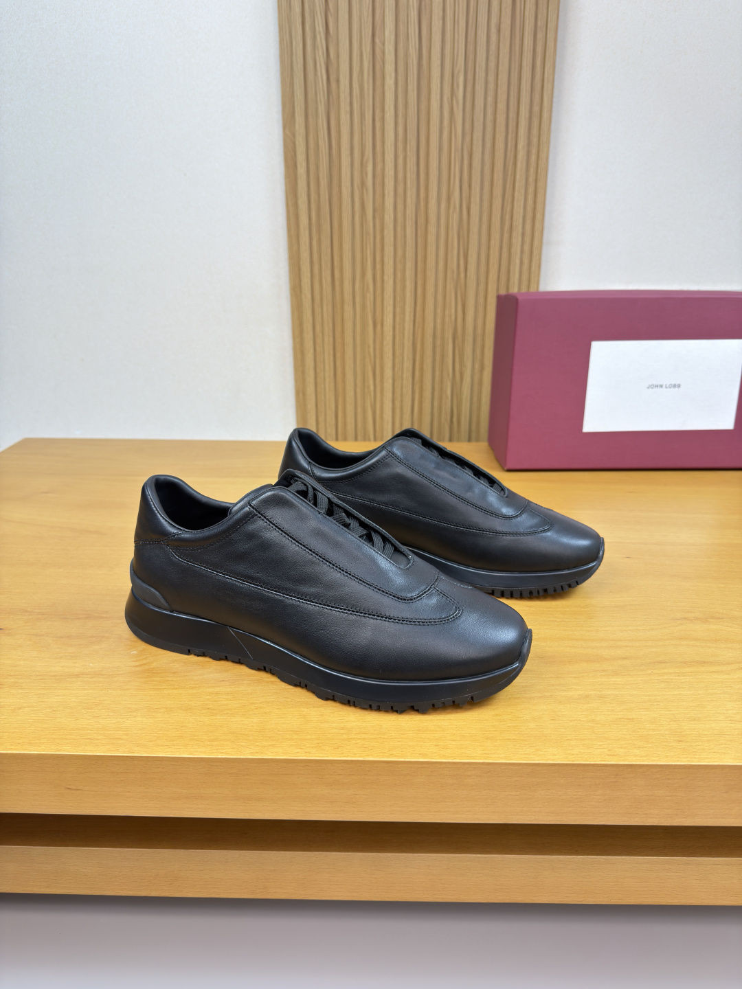 NO:620675,[John Lobb] John Lobb - high-end quality original casual sports shoes from Hermès - imported nappa calfskin upper, stitching inside the upper, tongue laces - water-dyed cowhide lining - ultra-light TPU foam rubber outsole; two-color molded outsole - ultra-high quality control, fine workmanship (high-end, luxury, grade) -Size  39-44 (38.45.46. Can be customized)·PRD0146,,hermes,sneakers,cowhide19860909【John Lobb】约翰·洛布 -高端品质 原单·爱马仕旗下休闲运动鞋 -鞋面进口纳帕小牛皮、鞋面内合车缝线、鞋舌系鞋带 -内里水染牛皮 -大底超轻TPU发泡·橡胶；双色成型大底 -超高品控·做工精细凸显(高端·贵气·档次) -Size 39-44（38.45.46.可订做)·PRD0146,,hermes,sneakers,cowhide,Men's shoes
