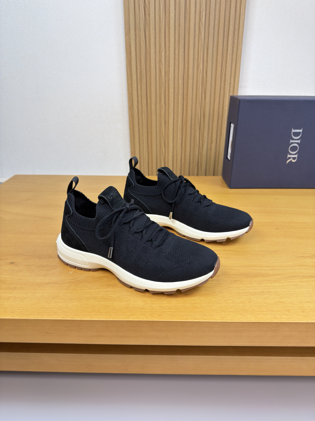 NO:620680,[Dior] Dior - high-end quality original casual sports shoes - suede calfskin upper, branded fly-woven (knitted) cloth, tongue. Air-pressured brand totem, heel. Brand webbing - lining feet; brand canvas - outsole ultra-light TPU foam · rubber two-color molded outsole - ultra-high quality control · fine workmanship highlighted (high-end · luxury · grade) -Size39-44 (38, 45, 46  Can be customized)·6636,,dior,dior,sneakers,cowhide19860909【 Dior】迪奥 -高端品质 原单·休闲运动鞋 -鞋面反绒小牛皮、品牌飞织（针织）布匹、鞋舌.空压品牌图腾、后跟.品牌织带 -内里垫脚；品牌帆布 -大底超轻TPU发泡·橡胶双色成型大底 -超高品控·做工精细凸显(高端·贵气·档次) -Size39-44（38,45、46 可订做)·6636,,dior,dior,sneakers,cowhide,Men's shoes