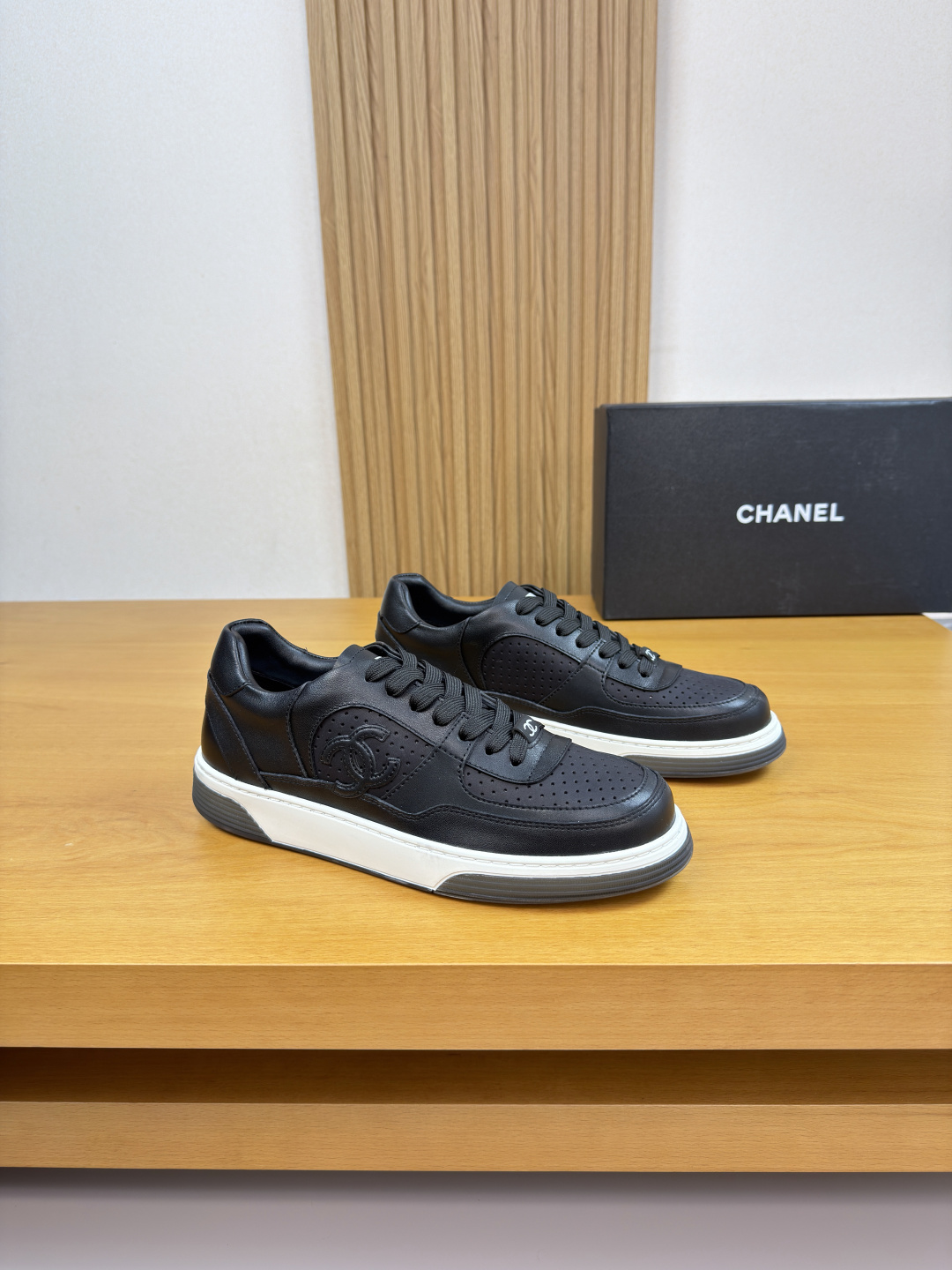 NO:620836,[CHANEL] Chanel - high-end quality original casual sports shoes - upper Nappa calfskin, perforated calfskin, shoe body sewn with brand totem, tongue, sewn brand logo cloth - lining water-dyed cowhide, feet; brand 3D canvas - outsole ultra-light TPU rubber; two-color molded outsole - ultra-high quality control, fine workmanship highlighted (high-end, luxury, grade) -Size  39-44 (38,45, can be customized)·CN0186,,chanel,chanel,cowhide19860909【 CHANEL】香奈儿 -高端品质 原单·休闲运动版鞋 -鞋面纳帕小牛皮、打孔小牛皮、鞋身车缝品牌图腾、鞋舌.车缝品牌logo布标 -内里水染牛皮,垫脚;品牌3D帆布 -大底超轻TPU·橡胶; 双色成型大底 -超高品控·做工精细凸显(高端·贵气·档次) -Size 39-44（38,45,可订做)·CN0186,,chanel,chanel,cowhide,Men's shoes