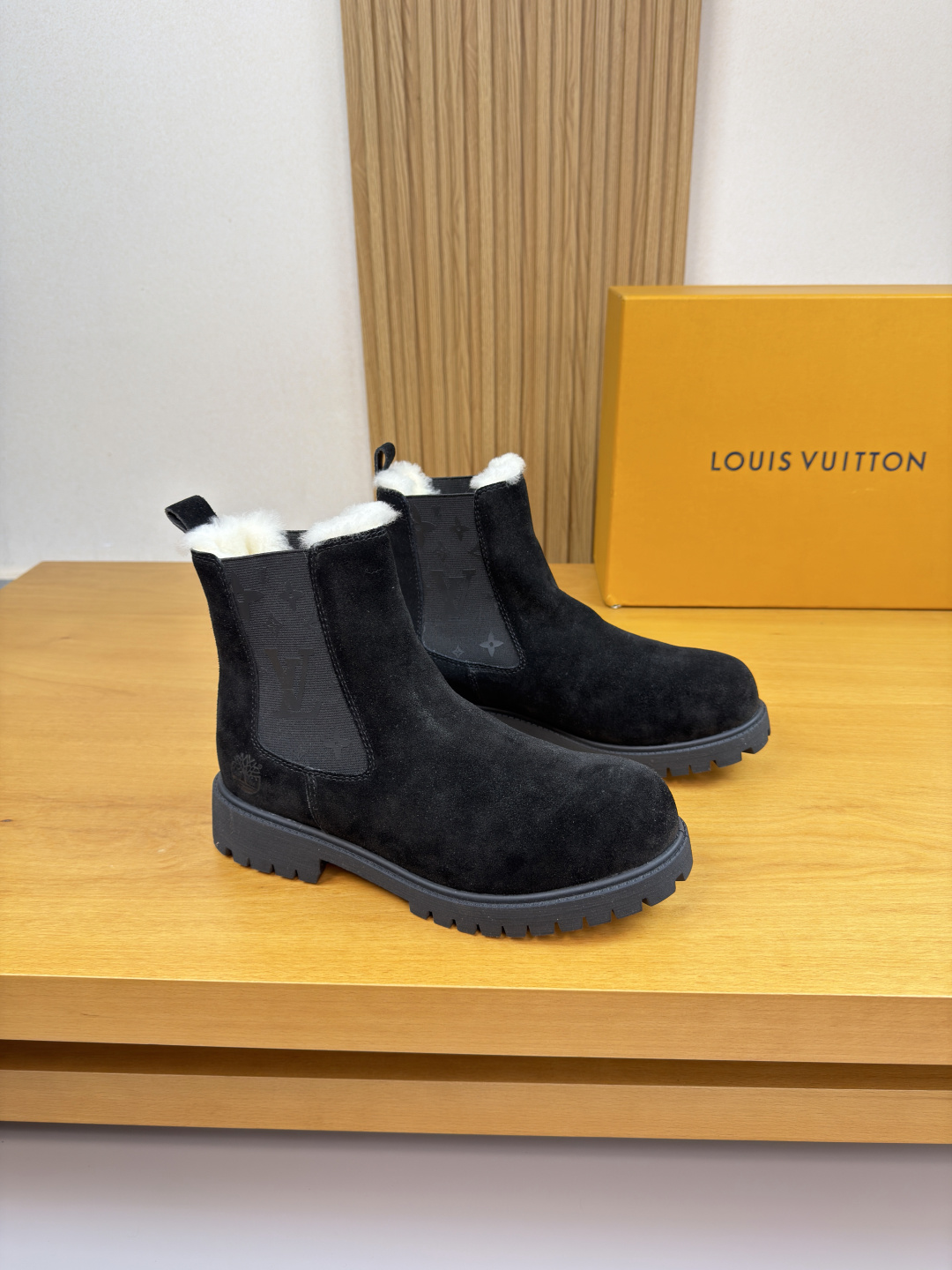 NO:620850,[Louis Vuitton] Louis Vuitton - high-end quality original high-top casual sports shoes - high mercerized suede calfskin upper, brand totem elastic band at the shoe collar, air pressure brand totem on the heel - Australian wool lining - outsole ultra-light TPU foam rubber; combined molded outsole - ultra-high quality control, fine workmanship highlighted (high-end, luxury, grade) -Size  39-44 (38,45, can be customized)·L9787,,louis vuitton,louis vuitton,sneakers,cowhide19860909【Louis Vuitton】路易威登 -高端品质 原单·高帮休闲运动鞋 -鞋面高丝光反绒小牛皮、鞋口品牌图腾松紧带、后跟空压品牌图腾 -内里澳洲羊毛 -大底超轻TPU发泡·橡胶; 组合成型大底 -超高品控·做工精细凸显(高端·贵气·档次) -Size 39-44（38,45,可订做)·L9787,,louis vuitton,louis vuitton,sneakers,cowhide,Men's shoes