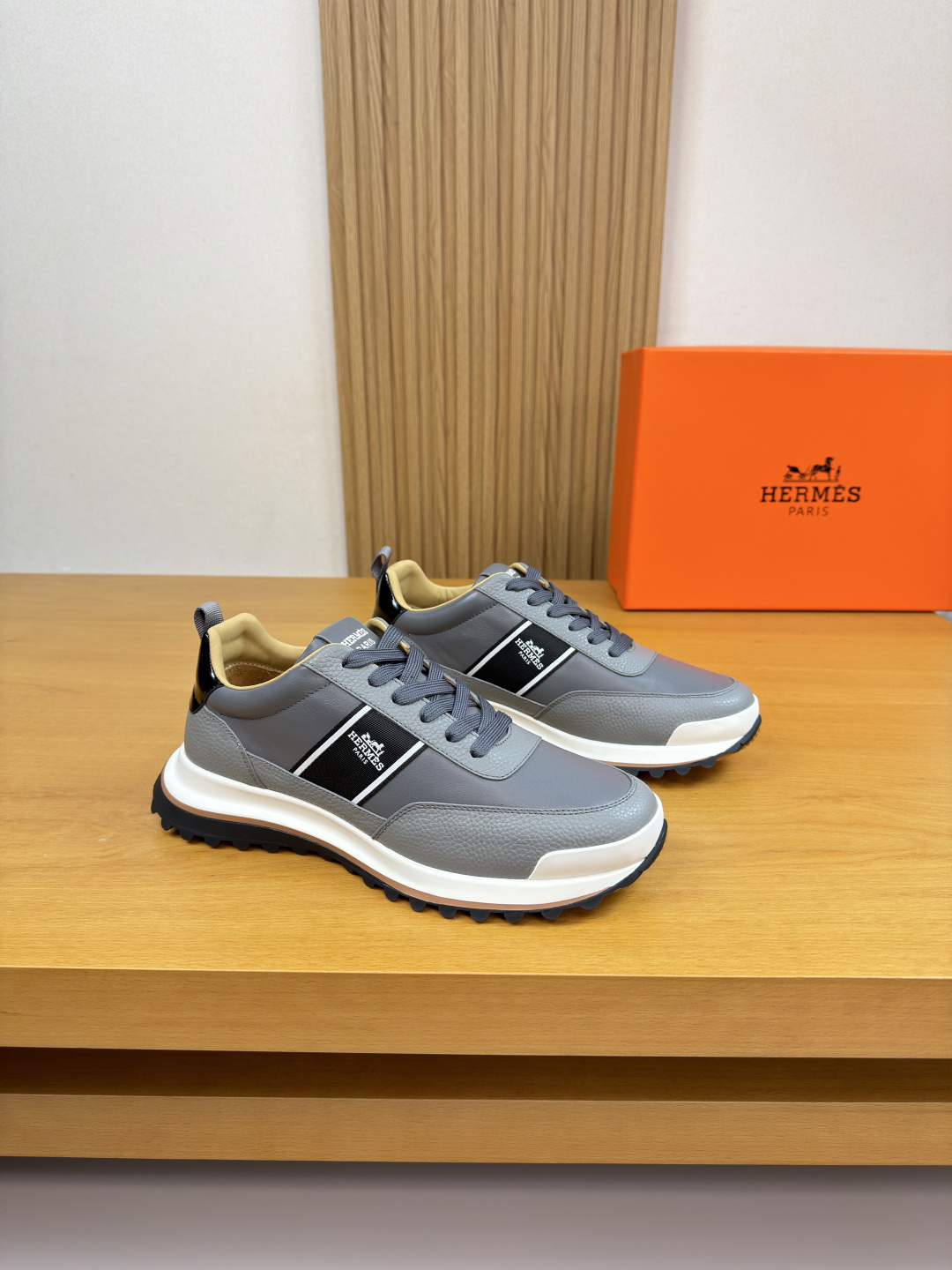 NO:620869,[HERMES] Hermès - high-end quality original casual sports shoes - upper Nappa calfskin, pebbled calfskin, shoe body sewing brand H totem webbing, tongue, heel, brand logo webbing - lining water-dyed cowhide - outsole ultra-light TPR rubber; two-color molded outsole - ultra-high quality control, fine workmanship highlighted (high-end, luxury, grade) -Size  39-44 (38,45, can be customized)·H0118,,hermes,hermes,sneakers,cowhide19860909【 HERMES】爱马仕 -高端品质 原单·休闲运动鞋 -鞋面纳帕小牛皮、荔纹小牛皮、鞋身车缝品牌H图腾织带、鞋舌.后跟.品牌logo织带 -内里水染牛皮 -大底超轻TPR·橡胶；双色成型大底 -超高品控·做工精细凸显(高端·贵气·档次) -Size 39-44（38,45,可订做)·H0118,,hermes,hermes,sneakers,cowhide,Men's shoes
