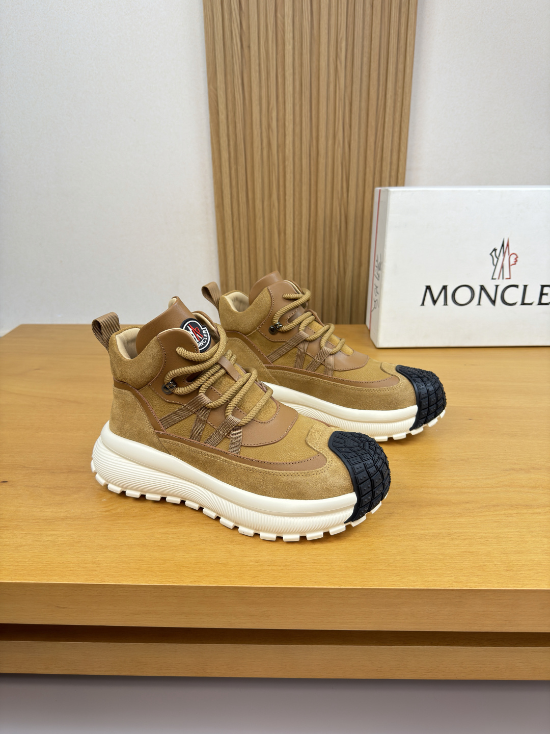 Moncler男 Style Leather Men's Shoes Lookbook Reference image 1