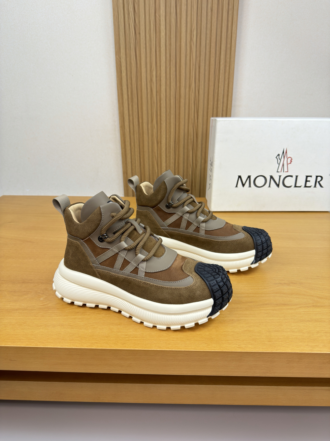 Moncler男 Style Leather Men's Shoes Lookbook Reference image 1
