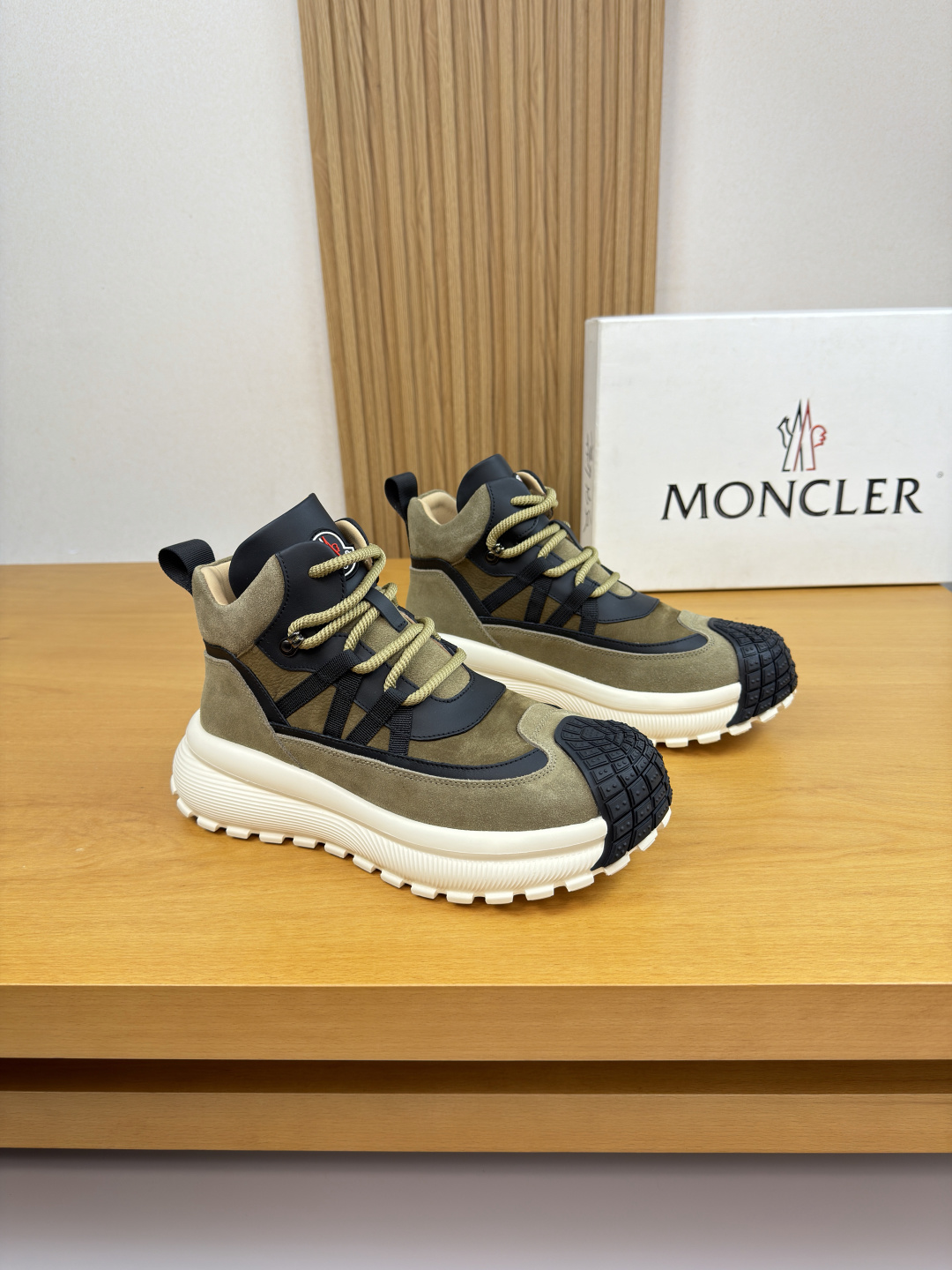 NO:621067,[MONCLER] Moncler (mongoose) - high-end quality original high-top casual sports shoes - upper; imported nappa calfskin, frosted pebbled calfskin, high mercerized suede calfskin, tongue, sewn brand logo module, heel brand webbing - lining water-dyed cowhide - outsole ultra-light TPU foam.  39-44 (38, 45, can be customized)·MC0186,,Moncler,Moncler,sneakers,cowhide19860909【MONCLER】盟可睐(蒙口) -高端品质 原单·高帮休闲运动鞋 -鞋面；进口纳帕小牛皮、磨砂荔纹小牛皮、高丝光反绒小牛皮、鞋舌.车缝品牌logo模块、后跟品牌织带 -内里水染牛皮 -大底超轻TPU发泡.橡胶; 双色成型大底 -超高品控·做工精细凸显 (高端·贵气·档次) -Size 39-44（38,45,可订做)·MC0186,,Moncler,Moncler,sneakers,cowhide,Men's shoes