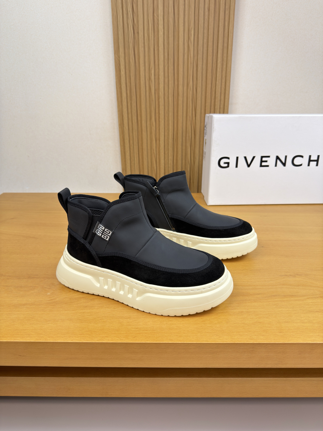 NO:621069,[GIVENCHY] Givenchy - High-end quality original high-top casual sports shoes - Upper; Nappa calfskin, suede calfskin, shoe brand elastic band, heel brand webbing, tongue. Sewing brand logo cloth label - Lining water-dyed cowhide - Ultra-light TPU foam outsole; Molded outsole - Ultra-high quality control, fine workmanship highlighted (high-end, luxury, grade) -Size  39-44 (38,45, can be customized)·G0186,,givenchy,givenchy,sneakers,cowhide19860909【GIVENCHY】纪梵希 -高端品质 原单·高帮休闲运动鞋 -鞋面；纳帕小牛皮、反绒小牛皮、鞋口品牌松紧带、后跟品牌织带、鞋舌.车缝品牌logo布标 -内里水染牛皮 -大底超轻TPU发泡; 成型大底 -超高品控·做工精细凸显 (高端·贵气·档次) -Size 39-44（38,45,可订做)·G0186,,givenchy,givenchy,sneakers,cowhide,Men's shoes