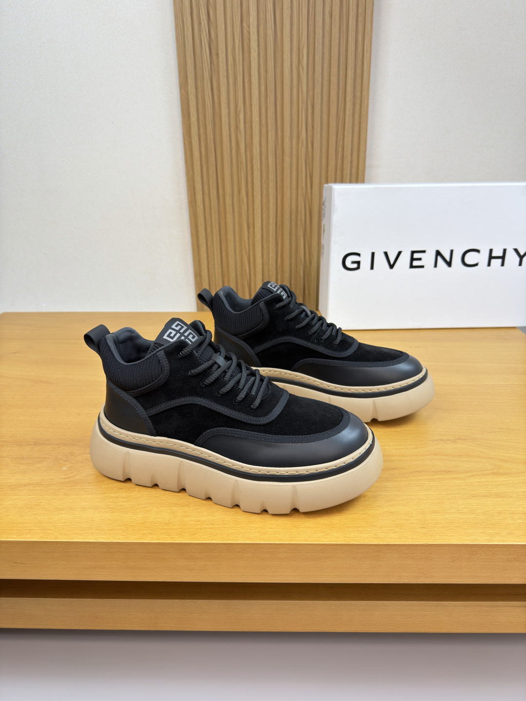 NO:621071,[GIVENCHY] Givenchy - High-end quality original high-top casual sports shoes - Upper; Nappa calfskin, suede calfskin, collar. Tongue. Brand striped cloth, heel brand webbing, tongue. Sewing brand logo cloth label - Water-dyed cowhide inside  39-44 (38,45, can be customized)·G0186,,givenchy,givenchy,sneakers,cowhide19860909【GIVENCHY】纪梵希 -高端品质 原单·高帮休闲运动鞋 -鞋面；纳帕小牛皮、反绒小牛皮、鞋口.鞋舌.品牌条纹布匹、后跟品牌织带、鞋舌.车缝品牌logo布标 -内里水染牛皮 -大底超轻TPU发泡; 成型大底 -超高品控·做工精细凸显 (高端·贵气·档次) -Size 39-44（38,45,可订做)·G0186,,givenchy,givenchy,sneakers,cowhide,Men's shoes