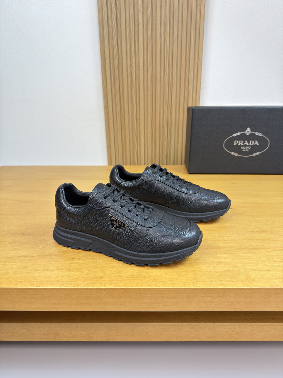 NO:621353,[PRADA] Prada - high-end quality original casual sports shoes - imported pebbled calfskin upper, shoe body, sewn brand metal fasteners, tongue, air pressure brand LOGO - water-dyed cowhide lining - ultra-light TPU foam rubber outsole; two-color molded outsole - ultra-high quality control, fine workmanship (high-end, luxury, grade) -Size  38-44 (45, can be customized)·PRD0157,,prada,prada,sneakers,cowhide19860909【PRADA】普拉达 -高端品质 原单·休闲运动鞋 -鞋面进口荔纹小牛皮、鞋身.车缝品牌金属扣件、鞋舌.空压品牌LOGO -内里水染牛皮 -大底超轻TPU发泡·橡胶；双色成型大底 -超高品控·做工精细凸显(高端·贵气·档次) -Size 38-44（45,可订做)·PRD0157,,prada,prada,sneakers,cowhide,Men's shoes