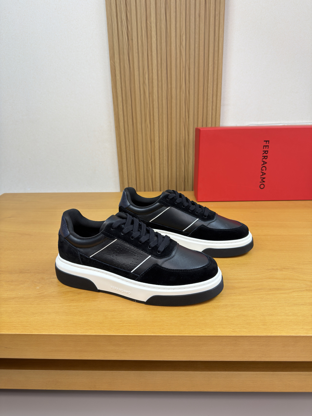 NO:621355,[Ferragamo] Ferragamo - High-end quality original casual sports shoes - Upper Nappa calfskin, high mercerized suede calfskin, shoe body. Perforated brand logo totem, tongue. Air pressure brand logo - Water-dyed cowhide lining - Outsole ultra-light TPU foam rubber; Molded outsole - Ultra-high quality control, fine workmanship highlighted (high-end, luxury, grade) -Size  38-44 (45, 46, can be customized)·FR0157,,ferragamo,ferragamo,sneakers,cowhide19860909【 Ferragamo】菲拉格慕 -高端品质 原单·休闲运动鞋 -鞋面纳帕小牛皮、高丝光反绒小牛皮、鞋身.打孔品牌logo图腾、鞋舌.空压品牌logo -内里水染牛皮 -大底超轻TPU发泡·橡胶; 成型大底 -超高品控·做工精细凸显(高端·贵气·档次) -Size 38-44（45,46,可订做)·FR0157,,ferragamo,ferragamo,sneakers,cowhide,Men's shoes