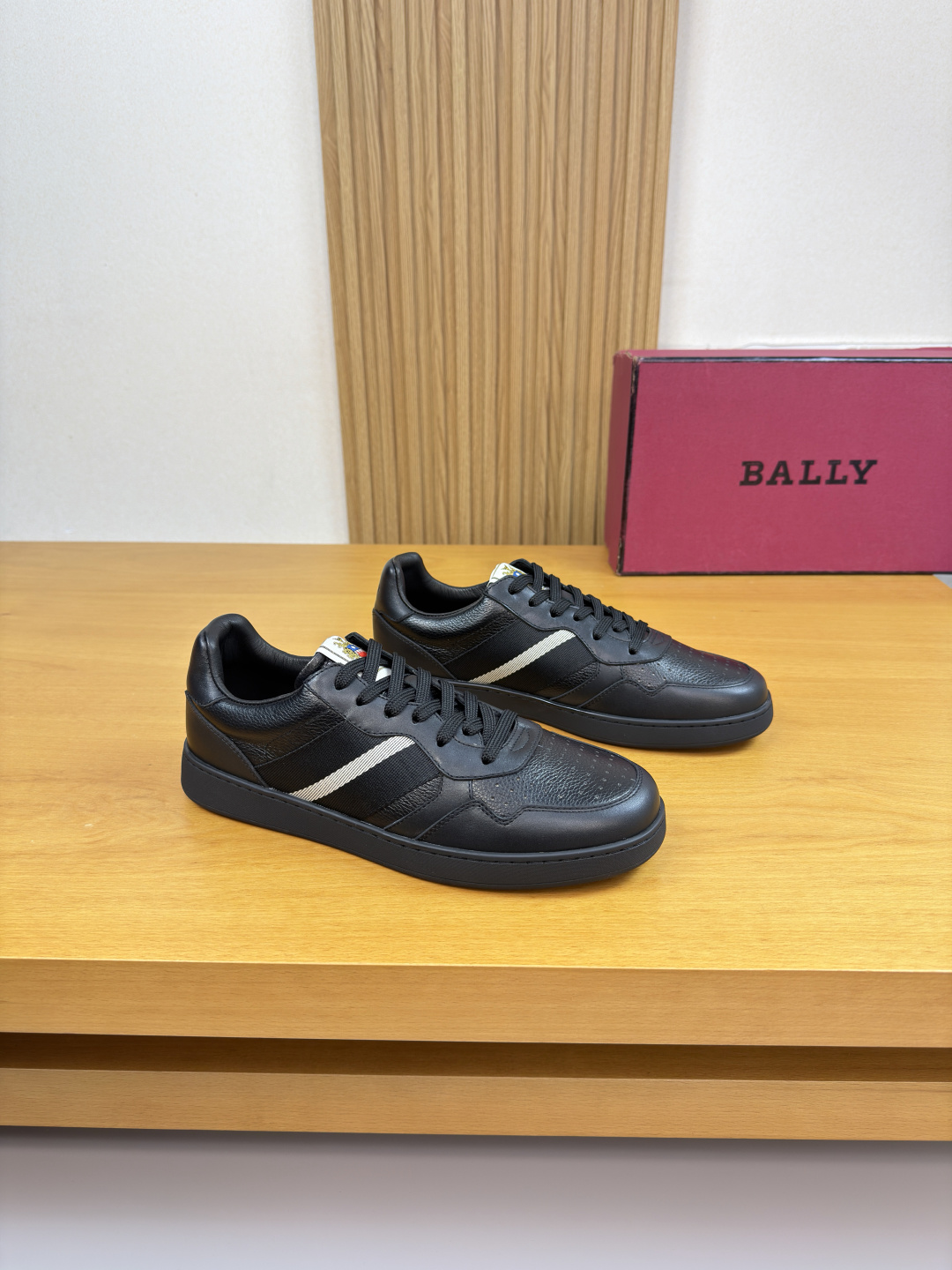 NO:621357,[BALLY] Bally - High-end quality original casual sports sneakers - Upper Nappa calfskin, pebbled calfskin, toe punching technology, shoe body sewn with brand webbing, heel, air pressure LOGO, tongue, brand cloth label - Lining water-dyed cowhide - Outsole ultra-light TPR rubber; molded outsole - Ultra-high quality control, fine workmanship highlighted (high-end, luxury, grade) -Size  38-44 (45, can be customized)·BL0157,,bally,cowhide19860909【BALLY】巴利 -高端品质 原单·休闲运动板鞋 -鞋面纳帕小牛皮、荔纹小牛皮、鞋头打孔工艺,鞋身车缝品牌织带、后跟.空压LOGO、鞋舌.品牌布标 -内里水染牛皮 -大底超轻TPR·橡胶；成型大底 -超高品控·做工精细凸显(高端·贵气·档次) -Size 38-44（45,可订做)·BL0157,,bally,cowhide,Men's shoes
