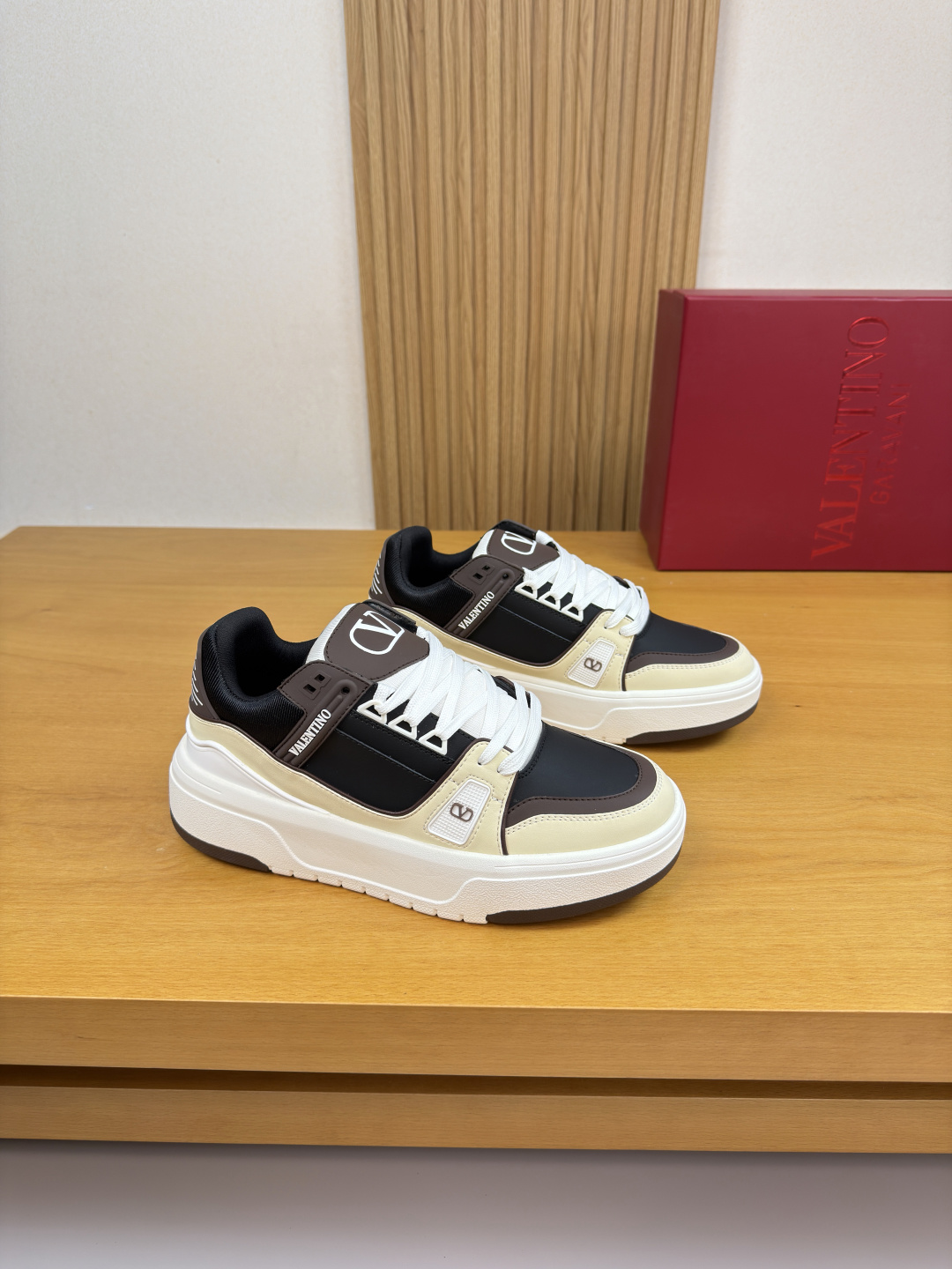 NO:621505,[VALENTION] Valentino - High-end quality original order·Couple wear casual sports shoes -Nappa calfskin upper, shoe body. Heel. Sewn brand plastic module, tongue. Silk-printed high-frequency brand logo -Canvas fabric lining -Outsole ultra-light TPU·foam; molded outsole -Ultra-high quality control·Fine workmanship highlights (high-end·luxury·grade)  -Size35-44 (female 40, male 45,46, can be customized)·0932,,valentino,valentino,sneakers,cowhide19860909【VALENTION】华伦天奴 -高端品质 原单·情侣装休闲运动鞋 -鞋面纳帕小牛皮、鞋身.后跟.车缝品牌塑胶模块、鞋舌.丝印高周波品牌Logo -内里帆布布匹 -大底超轻TPU·发泡；成型大底 -超高品控·做工精细凸显(高端·贵气·档次) -Size35-44（女40,男45,46,可订做)·0932,,valentino,valentino,sneakers,cowhide,Men's shoes