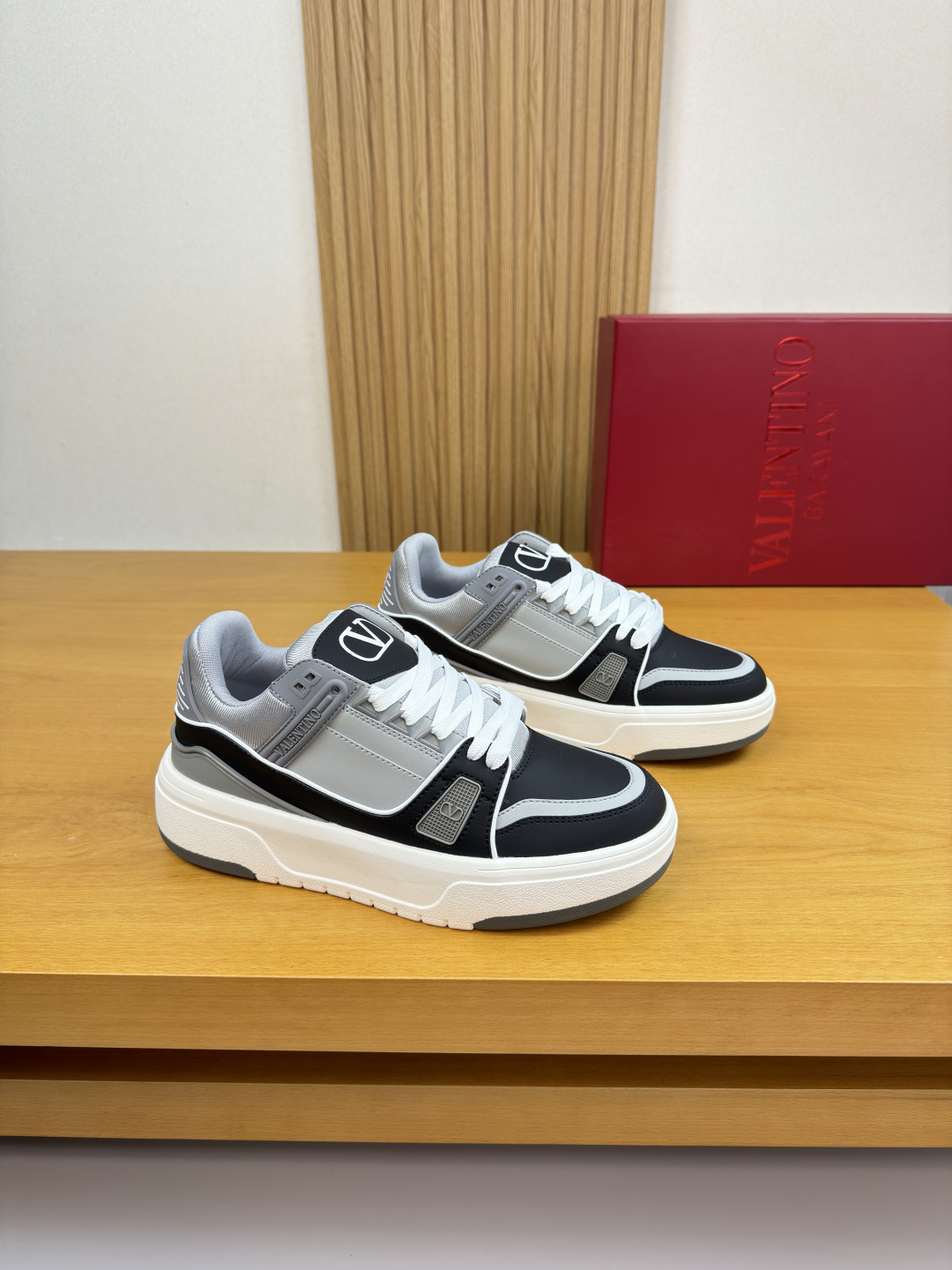 NO:621507,[VALENTION] Valentino - high-end quality original casual sports shoes for couples - upper Nappa calfskin, shoe mouth high mercerized striped fabric, shoe body, heel, sewn brand plastic module, tongue, silk screen high frequency brand logo - lining canvas fabric - outsole ultra-light TPU foam; molded outsole - ultra-high quality control, fine workmanship highlighted (high-end, luxury, grade)  -Size35-44 (female 40, male 45,46, can be customized)·0932,,valentino,valentino,sneakers,cowhide19860909【VALENTION】华伦天奴 -高端品质 原单·情侣装休闲运动鞋 -鞋面纳帕小牛皮、鞋口高丝光条纹布匹、鞋身.后跟.车缝品牌塑胶模块、鞋舌.丝印高周波品牌Logo -内里帆布布匹 -大底超轻TPU·发泡；成型大底 -超高品控·做工精细凸显(高端·贵气·档次) -Size35-44（女40,男45,46,可订做)·0932,,valentino,valentino,sneakers,cowhide,Men's shoes
