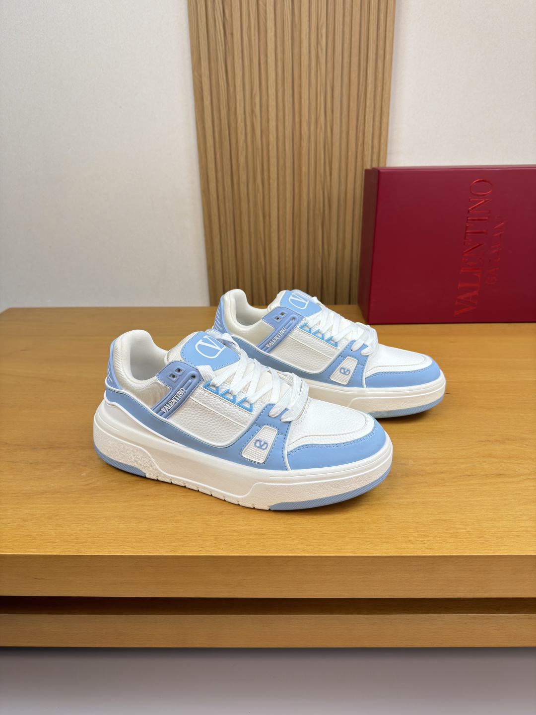 NO:621512,[VALENTION] Valentino - high-end quality original casual sports shoes for couples - pebbled calfskin upper, collar, tongue, high mercerized striped fabric, shoe body, heel, sewn brand plastic module, tongue, silk screen high frequency brand logo - canvas fabric lining - outsole ultra-light TPU foam; molded outsole - ultra-high quality control, fine workmanship highlighted (high-end, luxury, grade)  -Size35-44 (female 40, male 45,46, can be customized)·0932,,valentino,valentino,sneakers,cowhide19860909【VALENTION】华伦天奴 -高端品质 原单·情侣装休闲运动鞋 -鞋面荔纹小牛皮、鞋口.鞋舌.高丝光条纹布匹、鞋身.后跟.车缝品牌塑胶模块、鞋舌.丝印高周波品牌Logo -内里帆布布匹 -大底超轻TPU·发泡；成型大底 -超高品控·做工精细凸显(高端·贵气·档次) -Size35-44（女40,男45,46,可订做)·0932,,valentino,valentino,sneakers,cowhide,Men's shoes