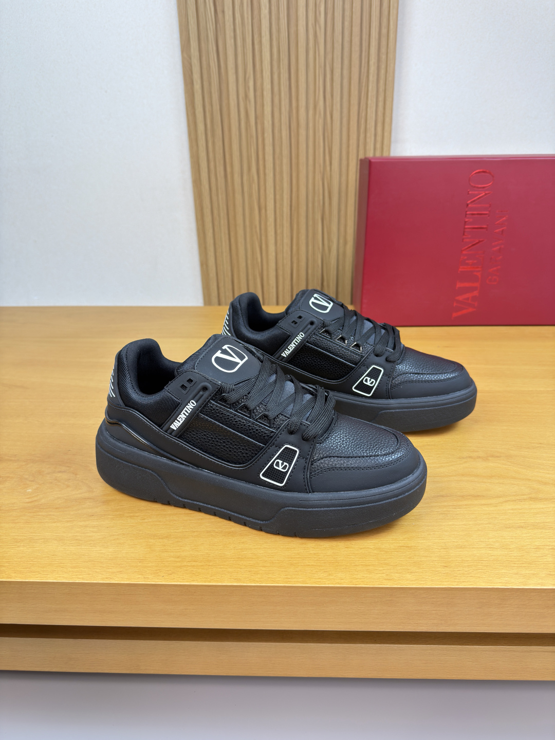NO:621503,[VALENTION] Valentino - high-end quality original casual sports shoes for couples - upper with pebbled calfskin, Nappa calfskin, collar, tongue, high mercerized striped fabric, shoe body, heel, sewn brand plastic module, tongue, silk-printed high-frequency brand logo - lining canvas fabric - outsole ultra-light TPU foam; molded outsole - ultra-high quality control, fine workmanship highlighted (high-end, luxury, grade)  -Size35-44 (female 40, male 45,46, can be customized)·0932,,valentino,valentino,sneakers,cowhide19860909【VALENTION】华伦天奴 -高端品质 原单·情侣装休闲运动鞋 -鞋面荔纹小牛皮、纳帕小牛皮、鞋口.鞋舌.高丝光条纹布匹、鞋身.后跟.车缝品牌塑胶模块、鞋舌.丝印高周波品牌Logo -内里帆布布匹 -大底超轻TPU·发泡；成型大底 -超高品控·做工精细凸显(高端·贵气·档次) -Size35-44（女40,男45,46,可订做)·0932,,valentino,valentino,sneakers,cowhide,Men's shoes