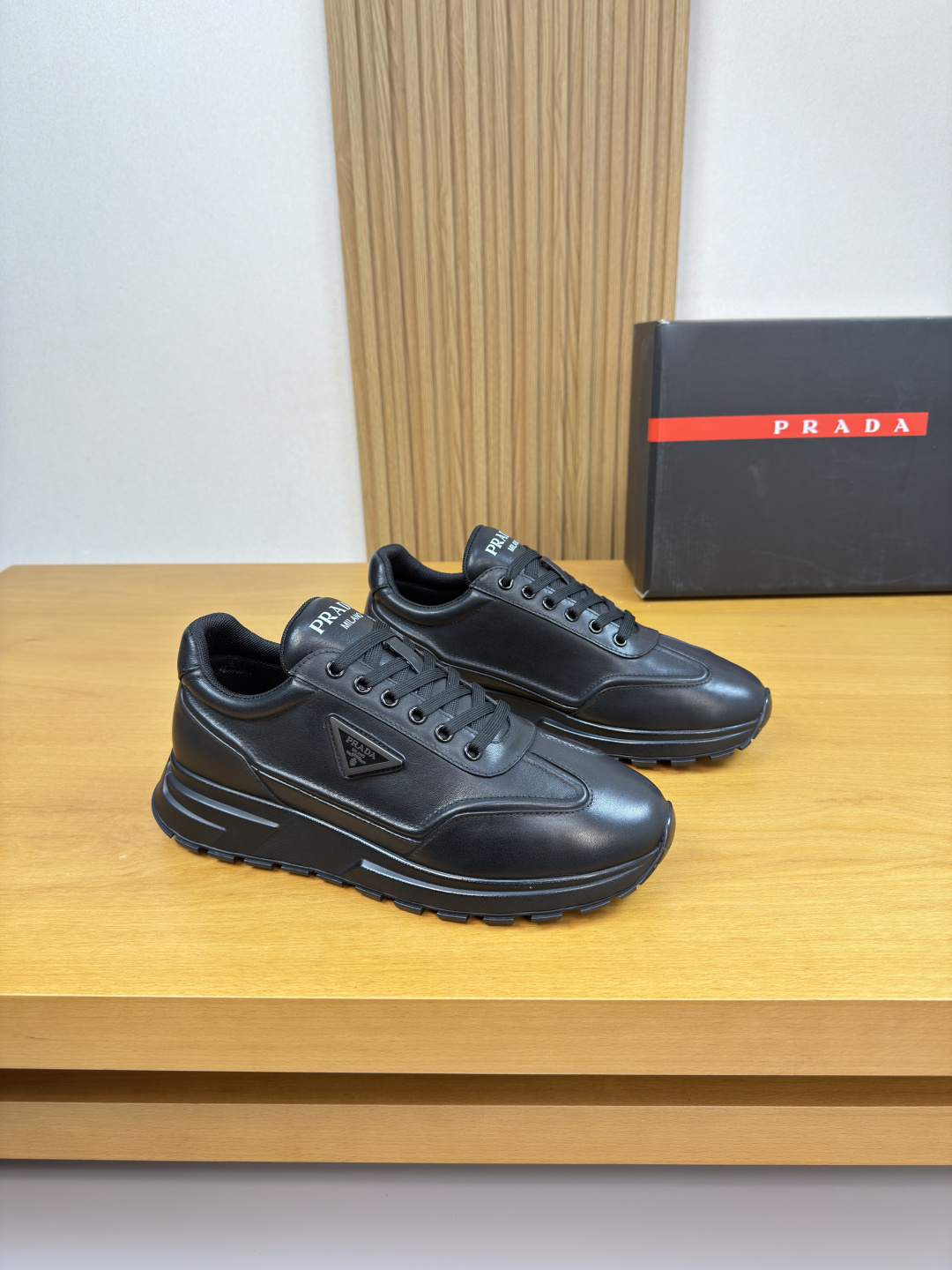 NO:639508,[PRADA] Prada - High-end quality original order casual sports shoes - Nappa calfskin upper, stitched stitching on the shoe body. Sewing brand metal fasteners, tongue. High-frequency brand logo - Water-dyed cowhide lining - Ultra-light TPU foam outsole; molded outsole - Ultra-high quality control, fine workmanship highlighted (high-end, luxury, grade) -Size  38-44 (45, can be customized)·PR0135,,prada,prada,sneakers,cowhide19860909【PRADA】普拉达  -高端品质 原单·休闲运动鞋 -鞋面纳帕小牛皮、鞋身起股车缝线.车缝品牌金属扣件、鞋舌.高周波品牌logo -内里水染牛皮 -大底超轻TPU发泡；成型大底 -超高品控·做工精细凸显(高端·贵气·档次) -Size 38-44（45,可订做)·PR0135,,prada,prada,sneakers,cowhide,Men's shoes