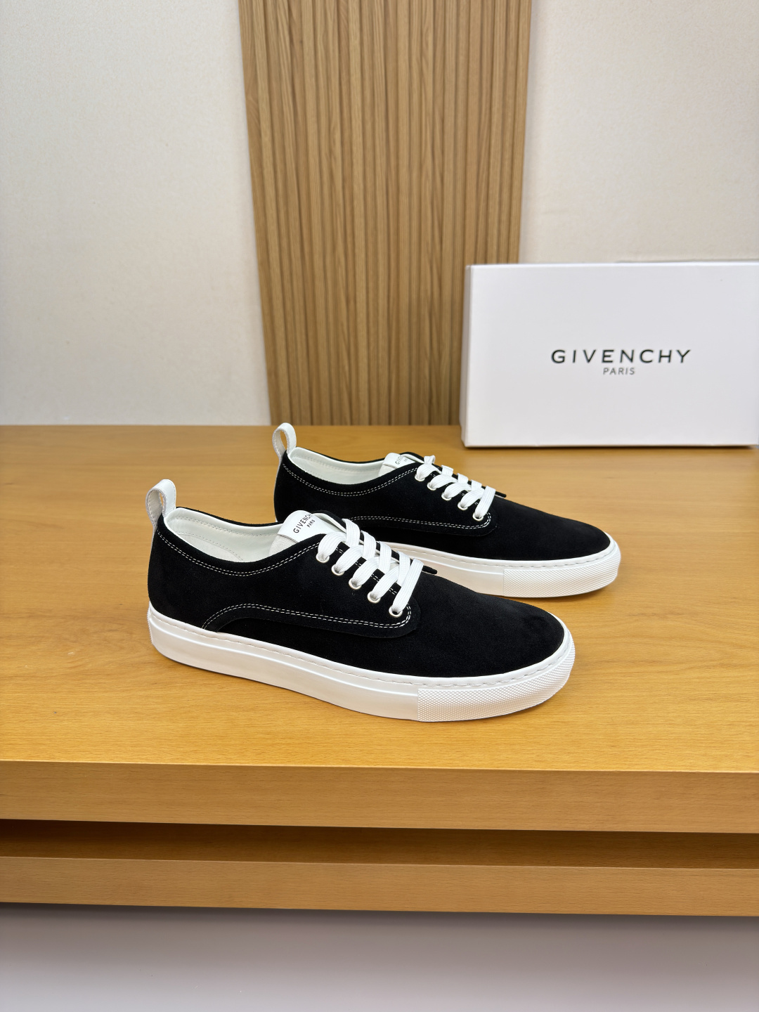 NO:639514,[GIVENCHY] Givenchy - high-end quality original single, casual sports sneakers for couples - imported high mercerized suede calf leather on the upper, screen-printed brand logo on the tongue, perfect splicing - water-dyed cow leather on the inside - ultra-light TPR rubber outsole; molded outsole - ultra-high quality control, fine workmanship highlighted (high-end, luxury, grade) -Size  Same size for men and women 35-44 (female 35.40, male 45.46, sizes can be customized)·GVC0182,,givenchy,givenchy,cowhide19860909【 GIVENCHY】纪梵希 -高端品质 原单·情侣装休闲运动板鞋 -鞋面进口高丝光反绒小牛皮、鞋舌丝印品牌logo、完美拼接 -内里水染牛皮 -大底超轻TPR·橡胶；成型大底 -超高品控·做工精细凸显( 高端·贵气·档次 ) -Size 男女同款35-44（女35.40,男45.46,码可订做)·GVC0182,,givenchy,givenchy,cowhide,Men's shoes