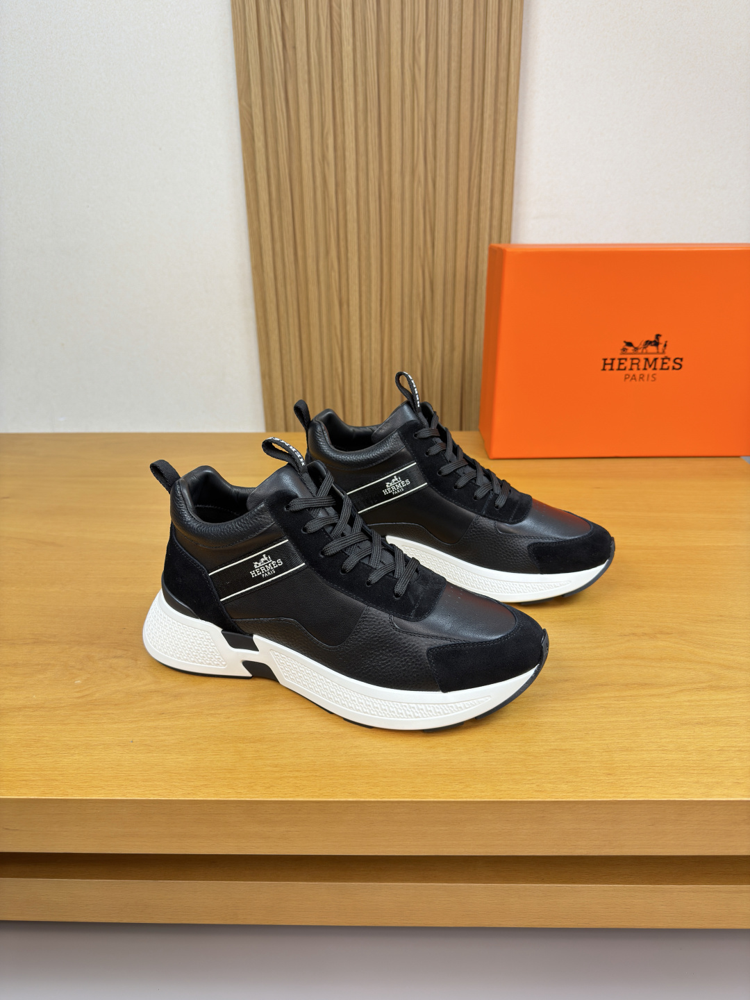 NO:639517,[HERMES] Hermès - High-end quality original high-top casual sports shoes - Upper Nappa calfskin, pebbled calfskin, high mercerized suede calfskin, tongue, shoe body, sewn brand logo webbing - Water-dyed cowhide lining - Ultra-light TPU foam rubber outsole; two-color molded outsole - Ultra-high quality control, fine workmanship highlighted (high-end, luxury, grade) -Size  39-44 (38,45, can be customized)·H0118,,hermes,hermes,sneakers,cowhide19860909【 HERMES】爱马仕 -高端品质 原单·高帮休闲运动鞋 -鞋面纳帕小牛皮、荔纹小牛皮、高丝光反绒小牛皮、鞋舌.鞋身.车缝品牌logo织带 -内里水染牛皮 -大底超轻TPU发泡·橡胶；双色成型大底 -超高品控·做工精细凸显(高端·贵气·档次) -Size 39-44（38,45,可订做)·H0118,,hermes,hermes,sneakers,cowhide,Men's shoes